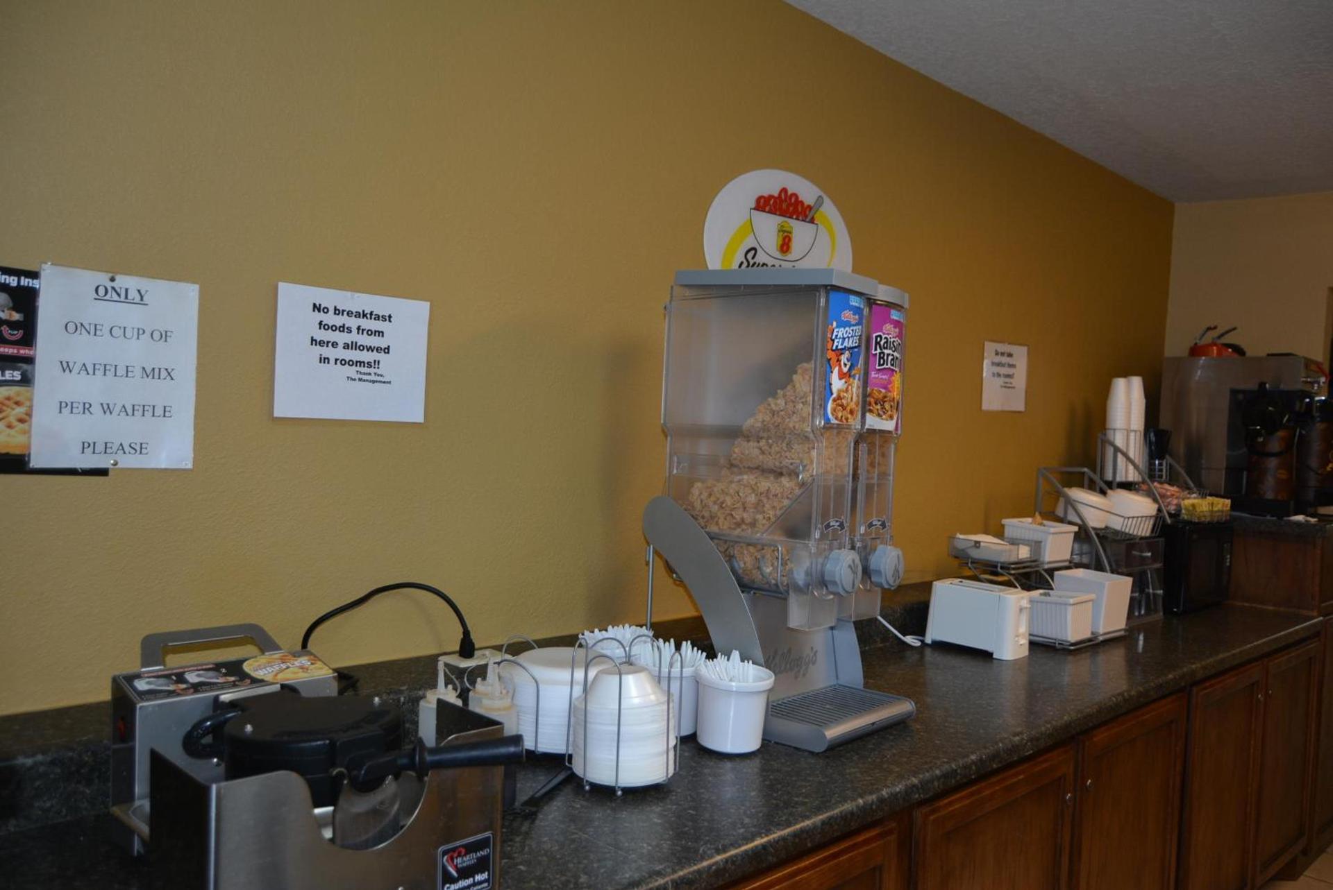 Super 8 by Wyndham Sulphur photo 31