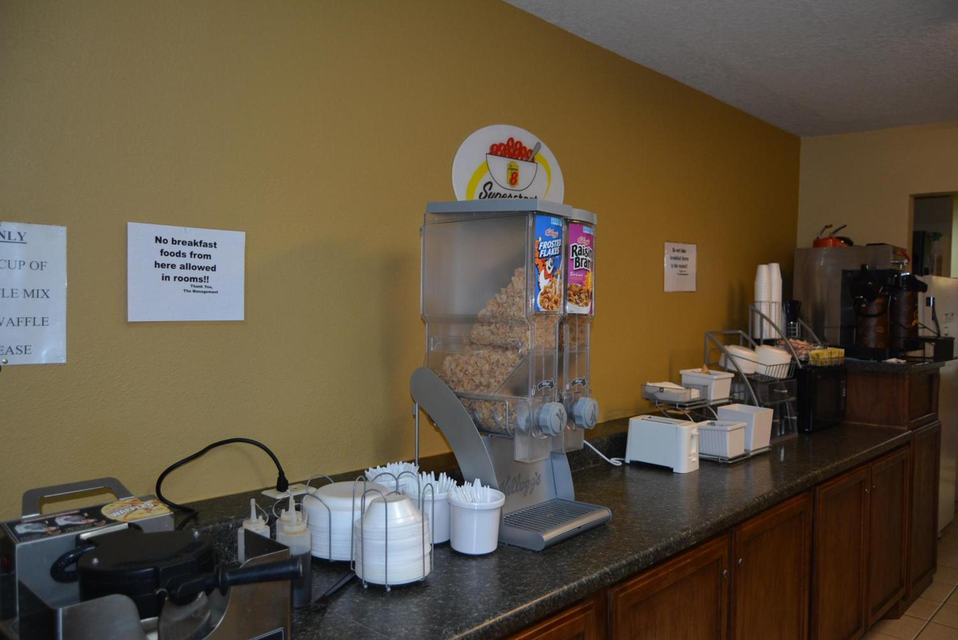 Super 8 by Wyndham Sulphur photo 30
