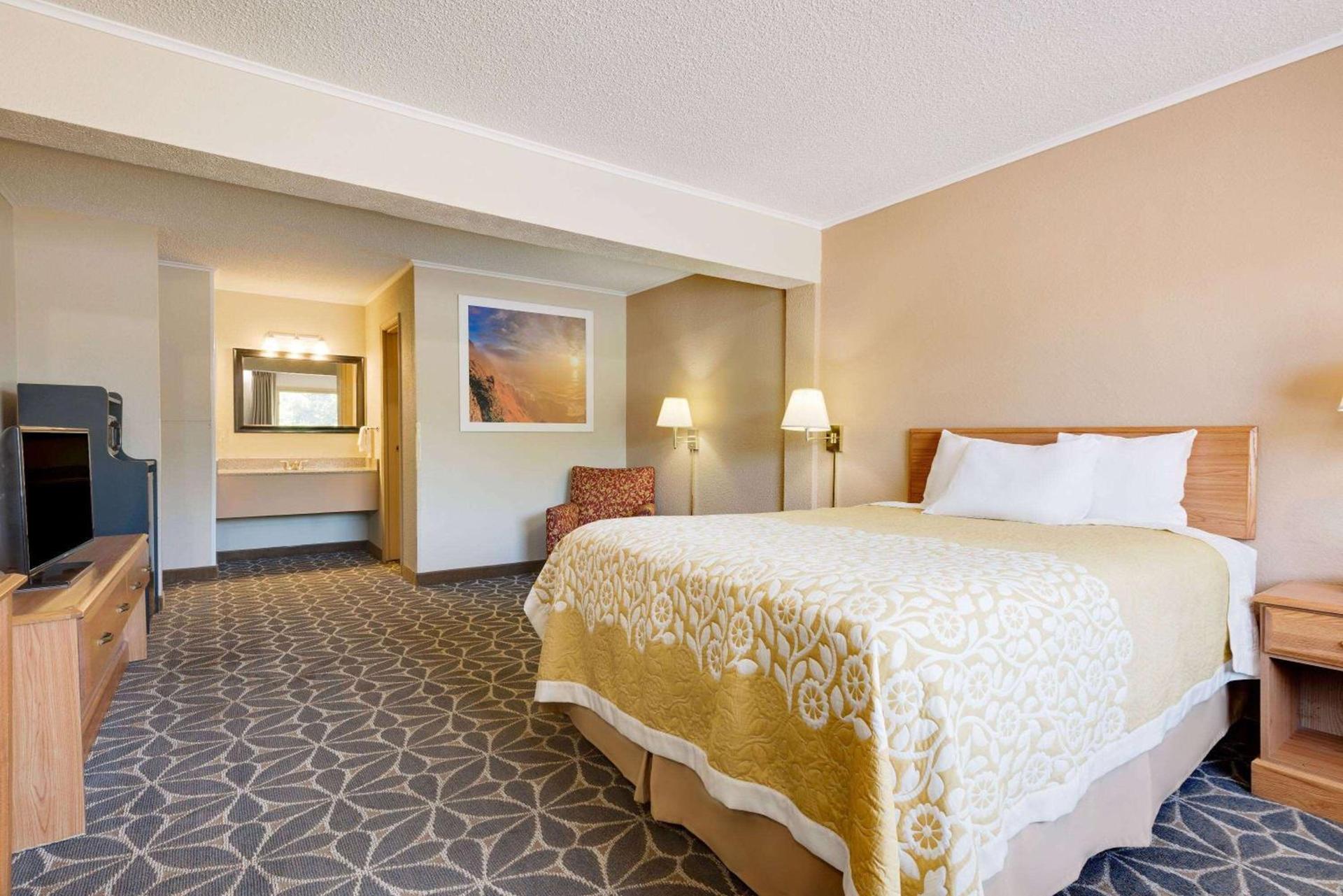 Days Inn by Wyndham Fairmont photo 5