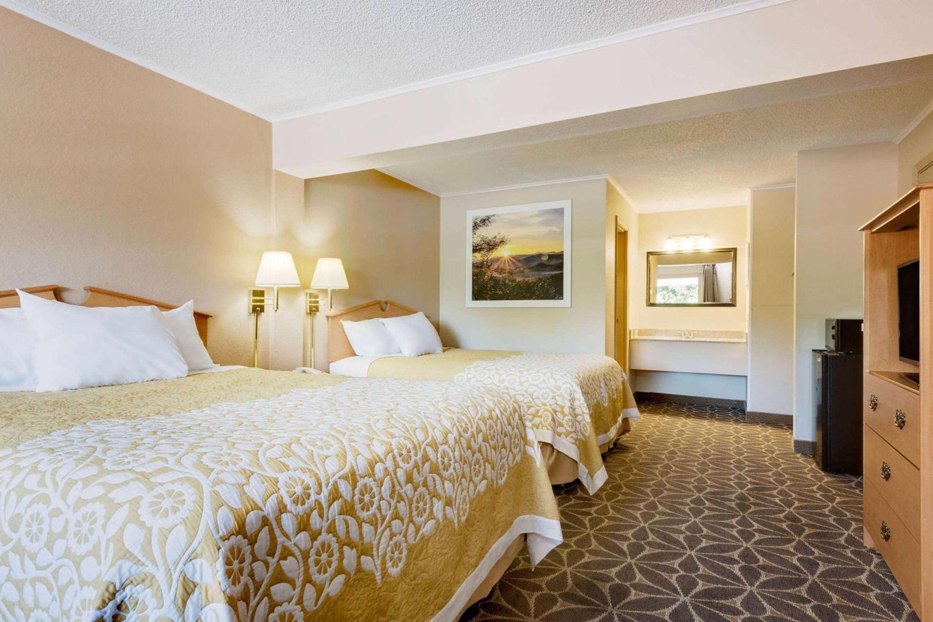 Days Inn by Wyndham Fairmont photo 8