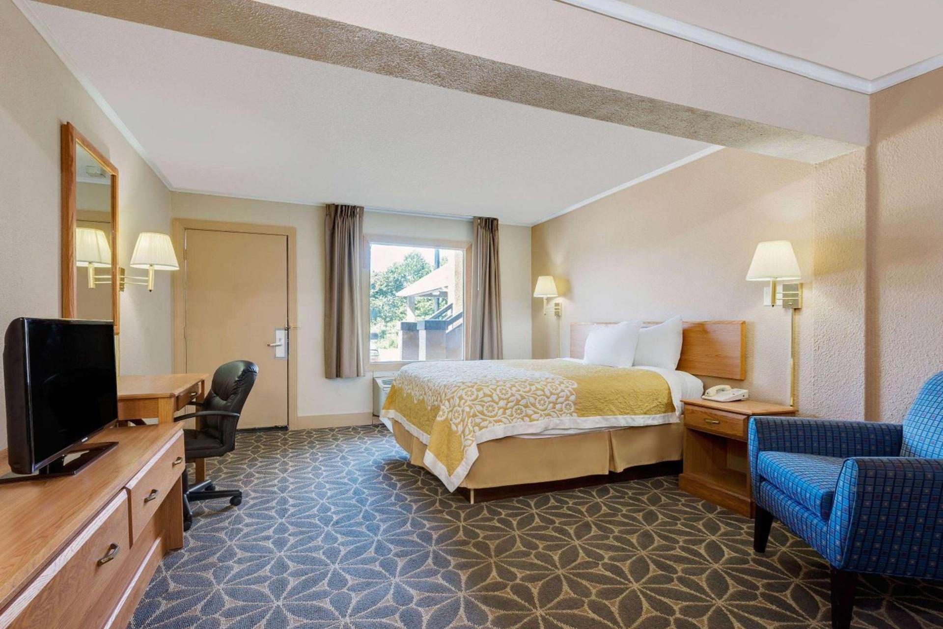 Days Inn by Wyndham Fairmont photo 9