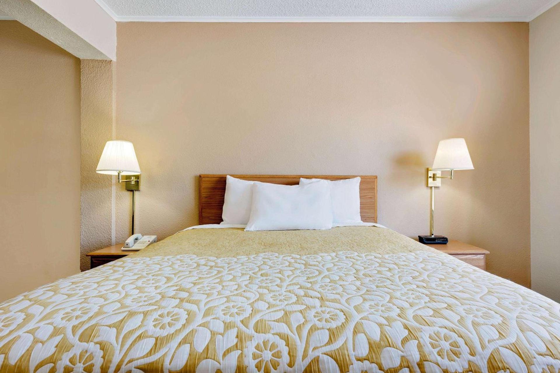 Days Inn by Wyndham Fairmont photo 10