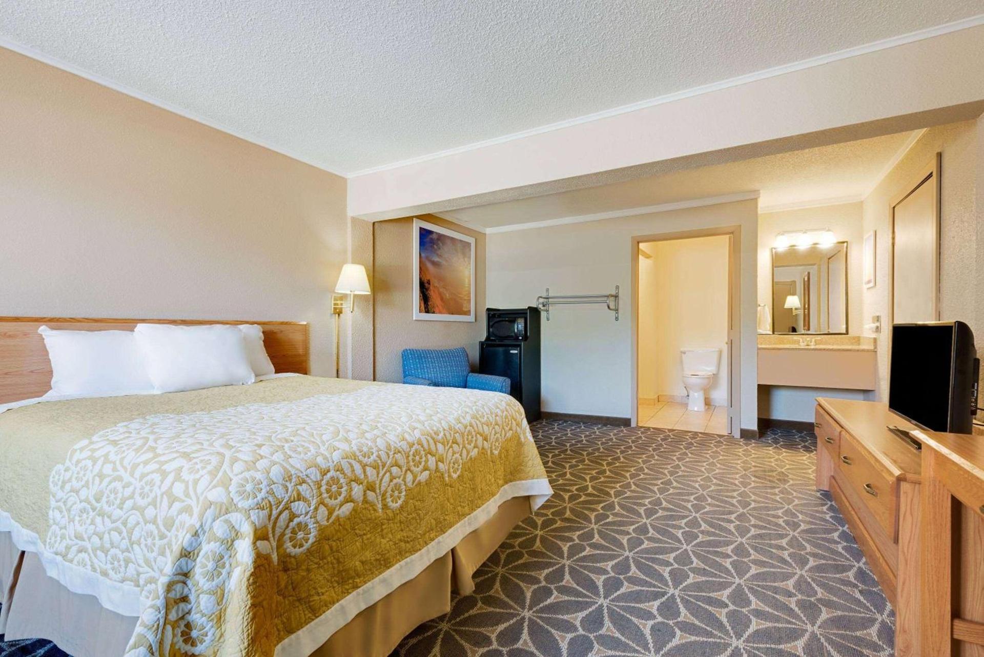 Days Inn by Wyndham Fairmont photo 11
