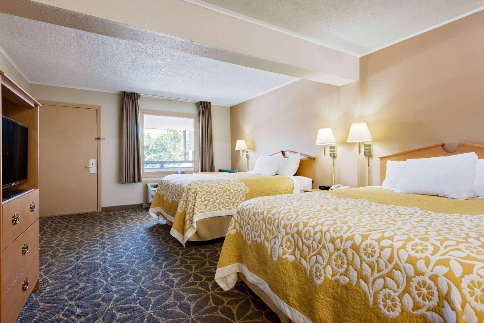 Days Inn by Wyndham Fairmont photo 30