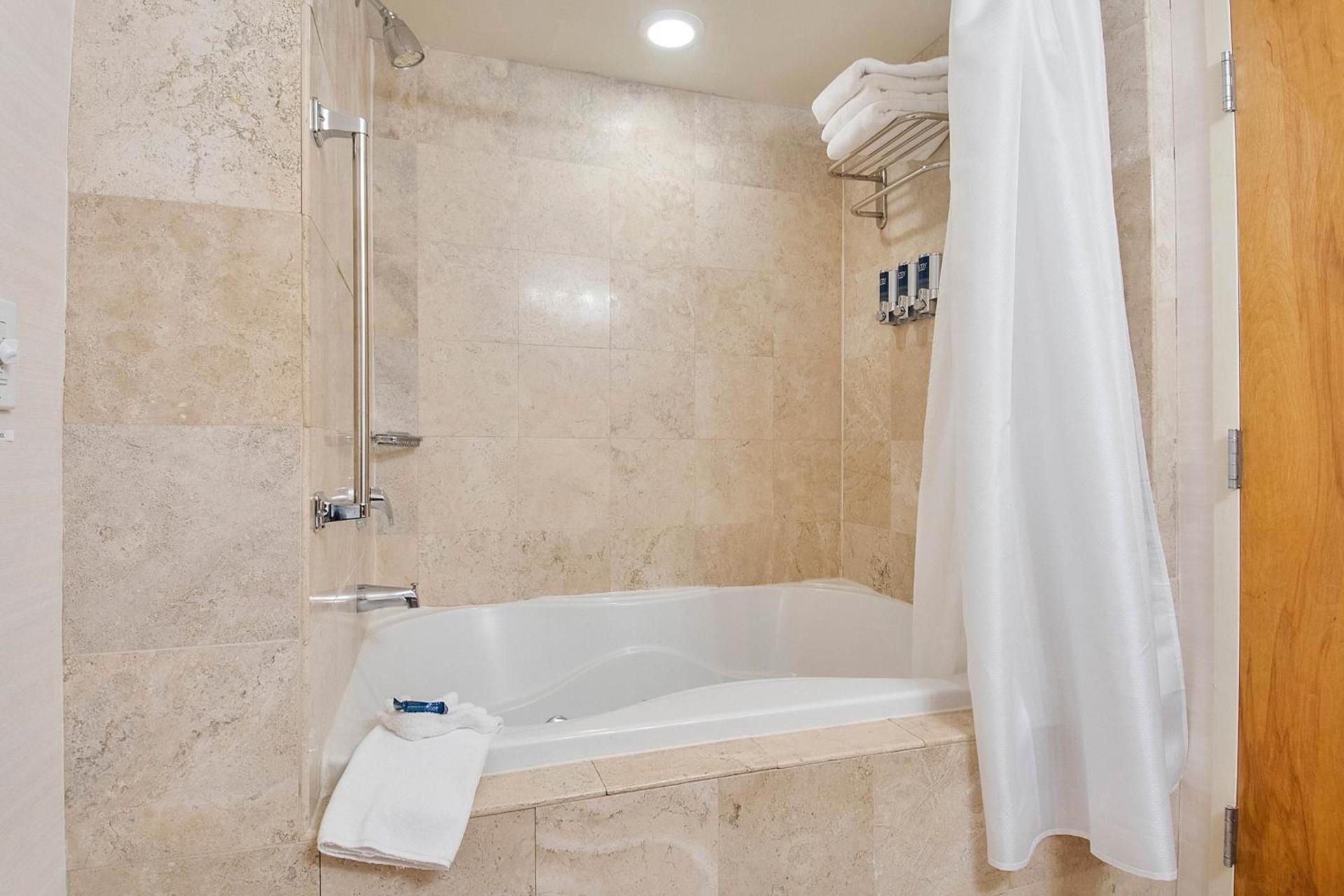 Best Western Premier Plainview-Long Island Hotel photo 16