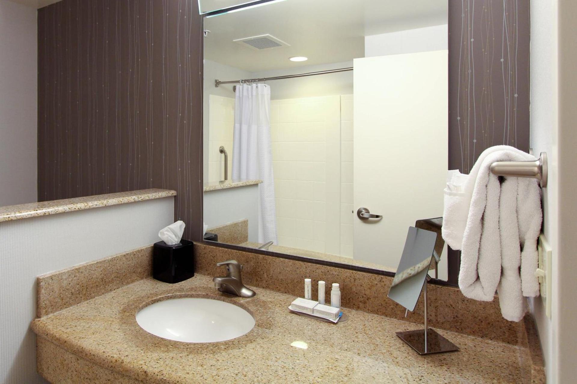 Courtyard by Marriott Salina photo 11