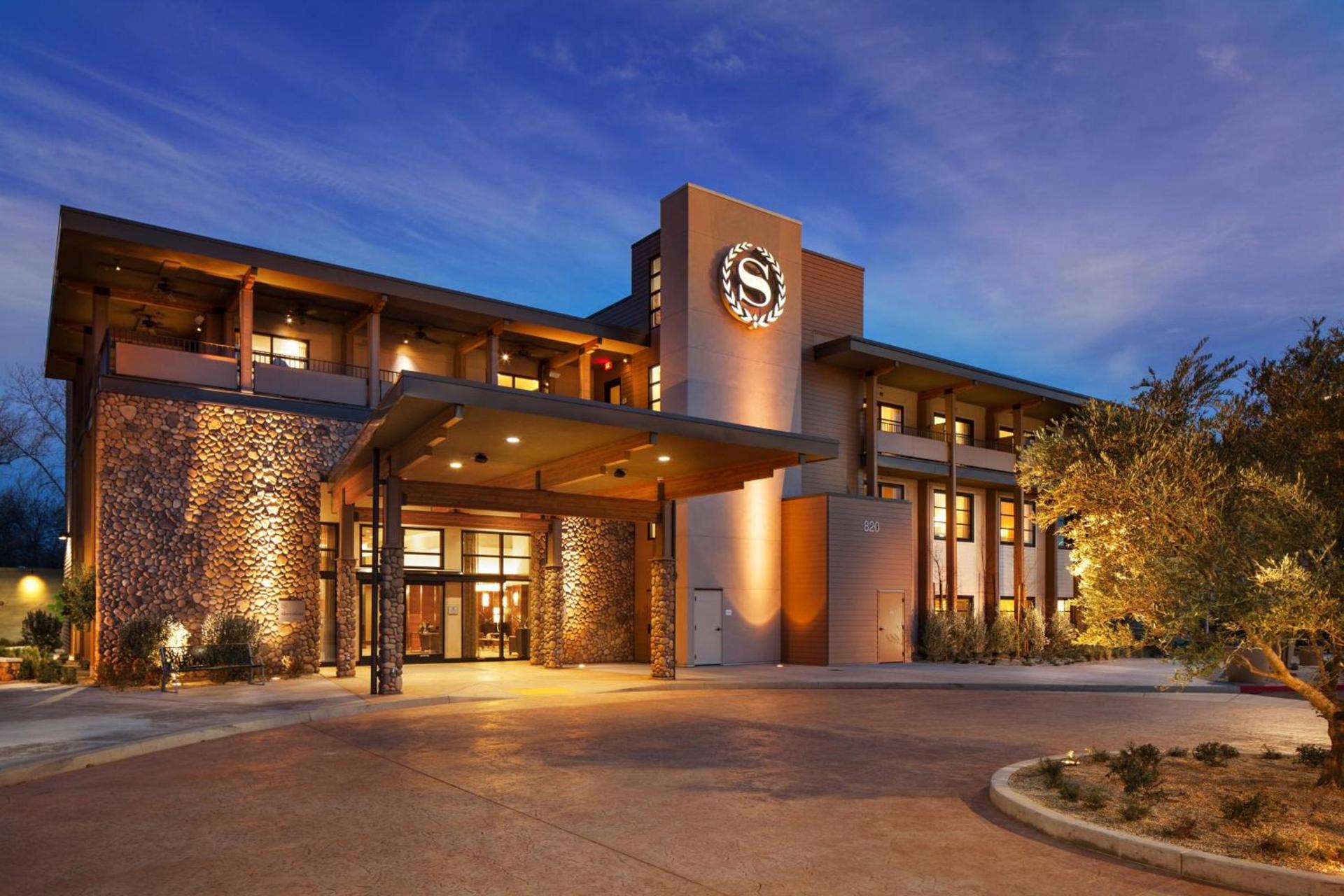 Sheraton Redding Hotel at the Sundial Bridge photo 2