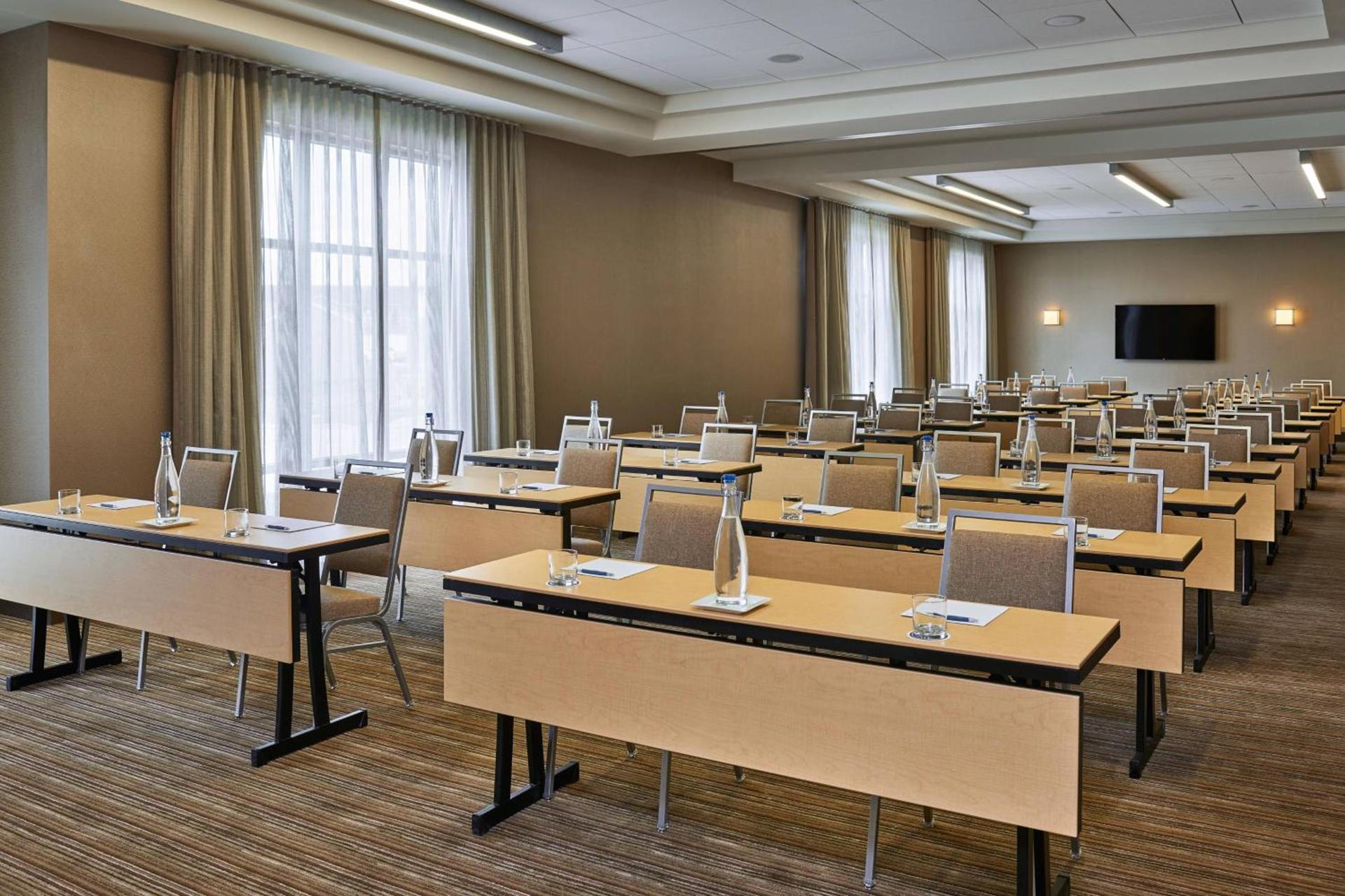 Four Points by Sheraton Fargo Medical Center photo 22