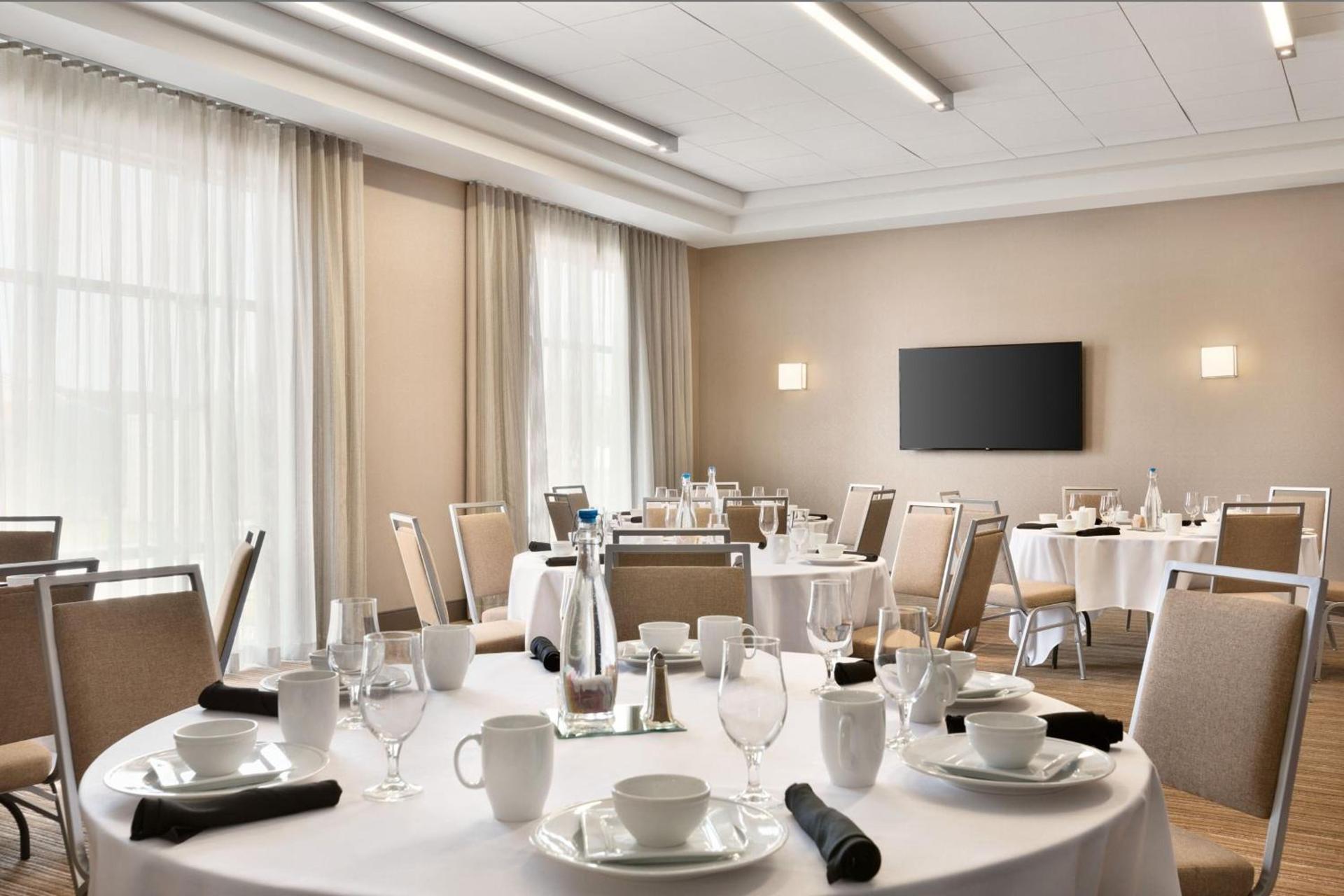 Four Points by Sheraton Fargo Medical Center photo 24