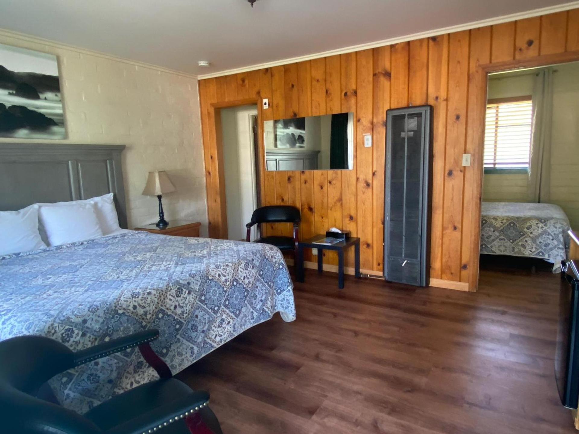 Bishop Village Motel photo 14