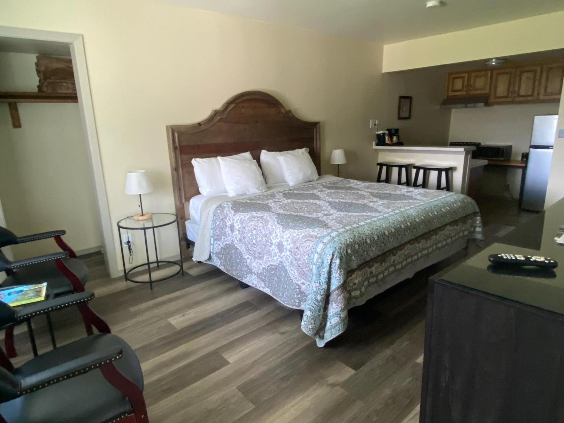 Bishop Village Motel photo 15