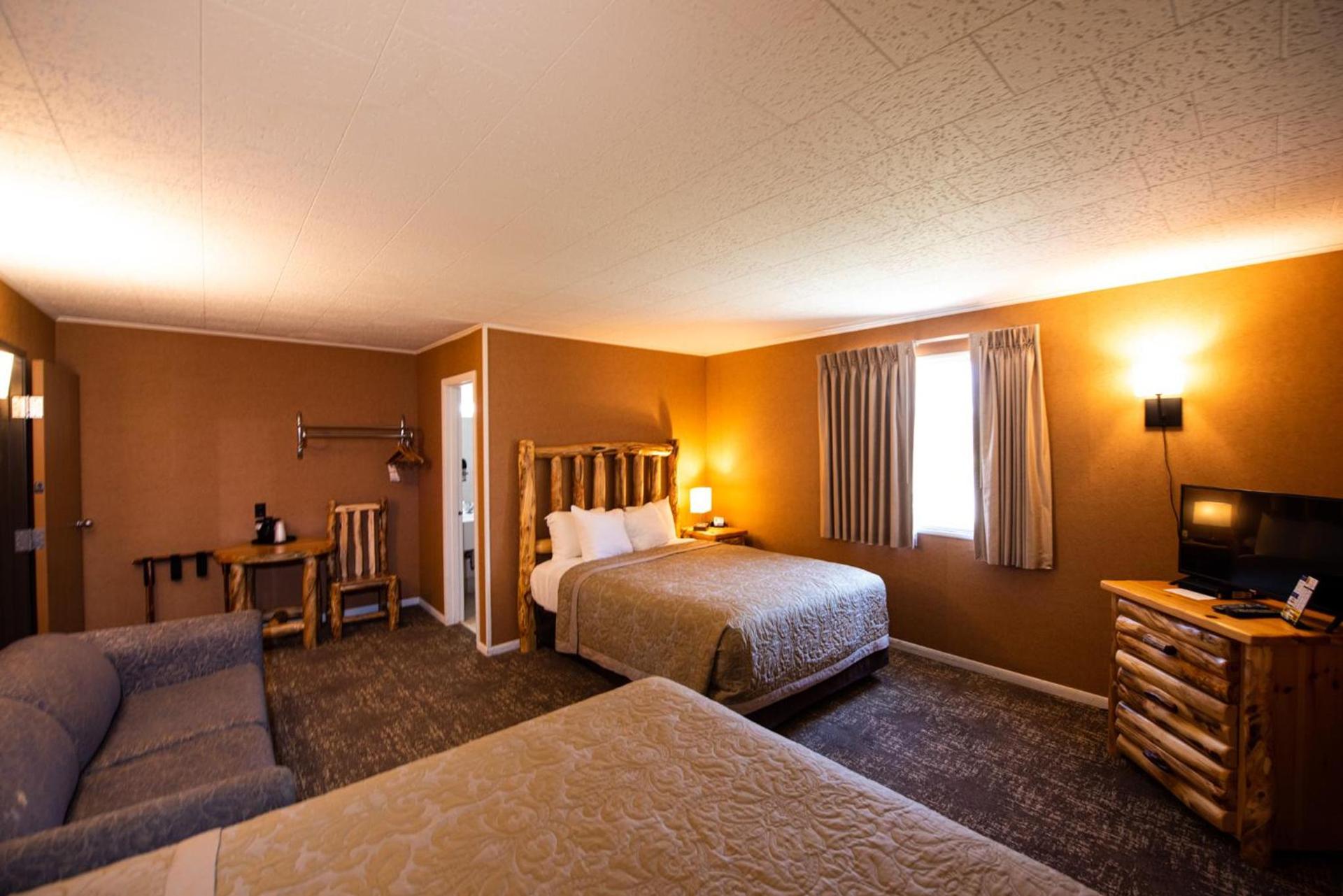 Super 8 by Wyndham Bridgeview of Mackinaw City photo 31