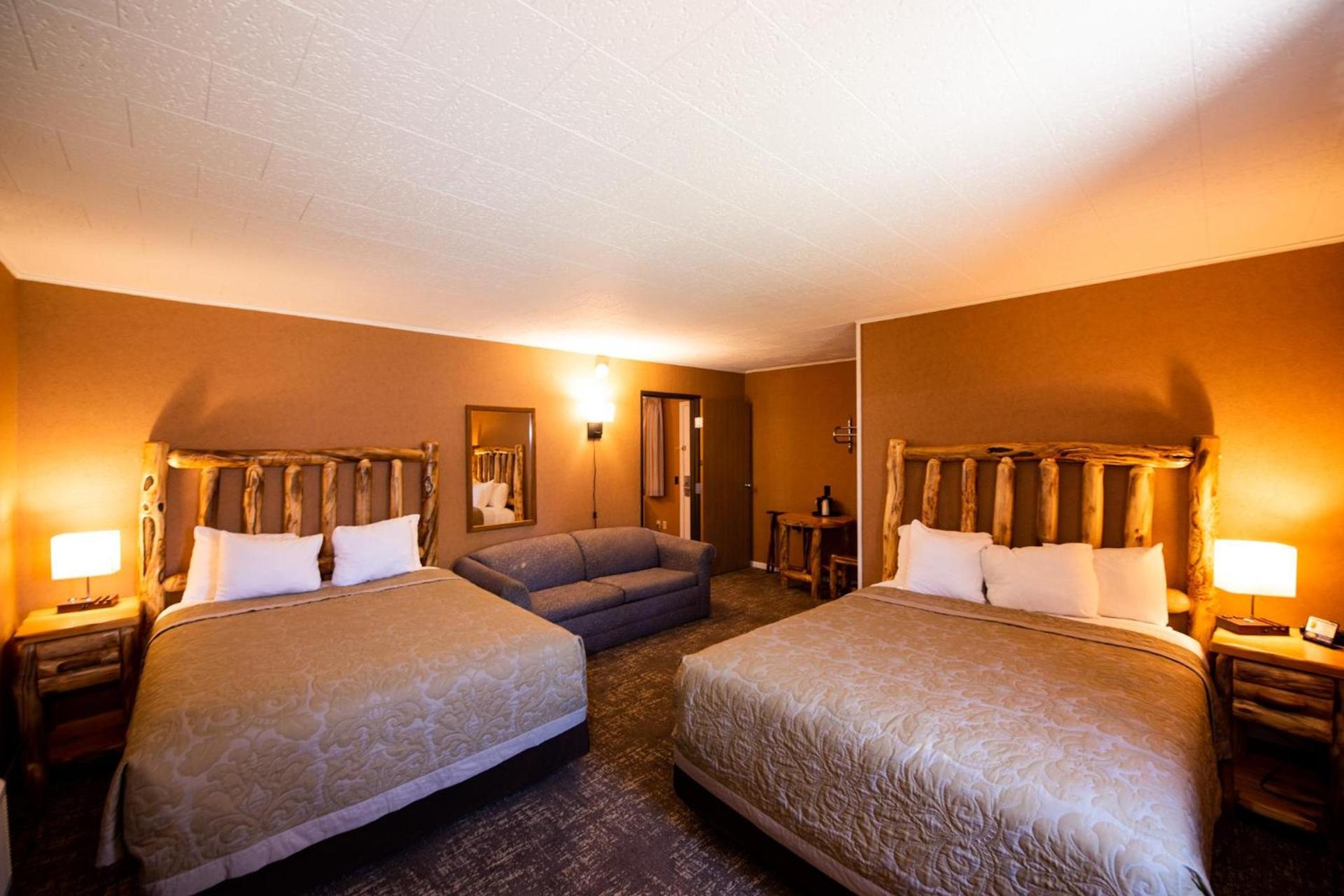 Super 8 by Wyndham Bridgeview of Mackinaw City photo 32