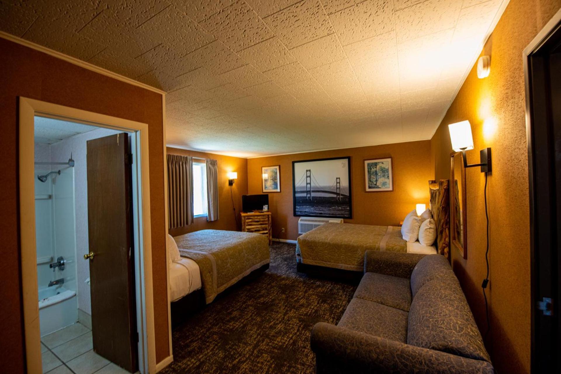 Super 8 by Wyndham Bridgeview of Mackinaw City photo 33