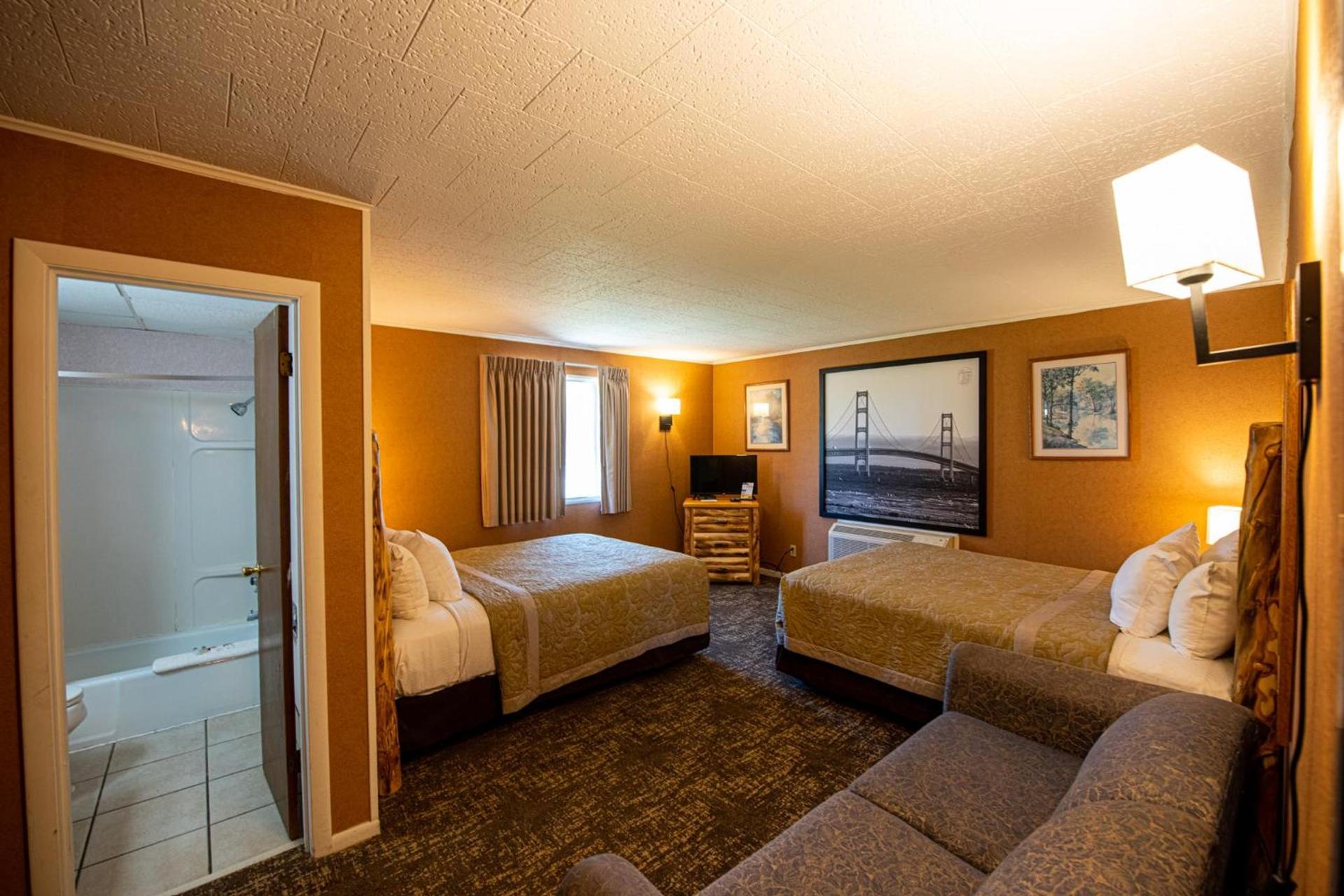 Super 8 by Wyndham Bridgeview of Mackinaw City photo 34