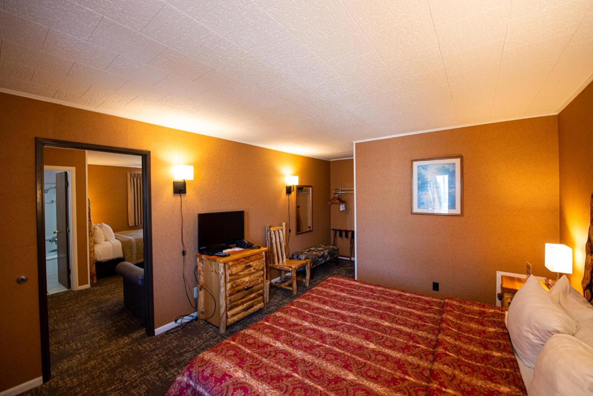 Super 8 by Wyndham Bridgeview of Mackinaw City photo 36