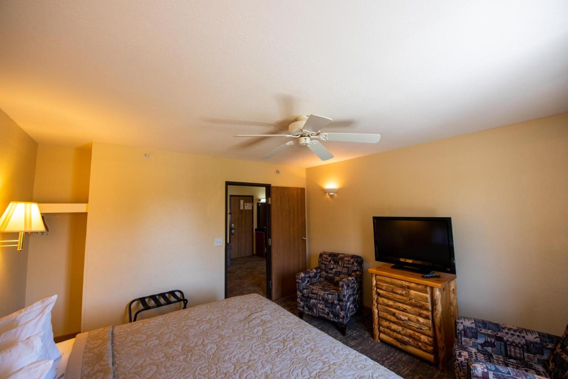 Super 8 by Wyndham Bridgeview of Mackinaw City photo 37