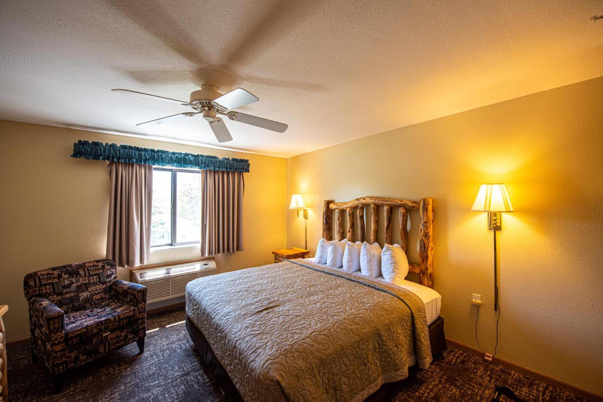 Super 8 by Wyndham Bridgeview of Mackinaw City photo 40