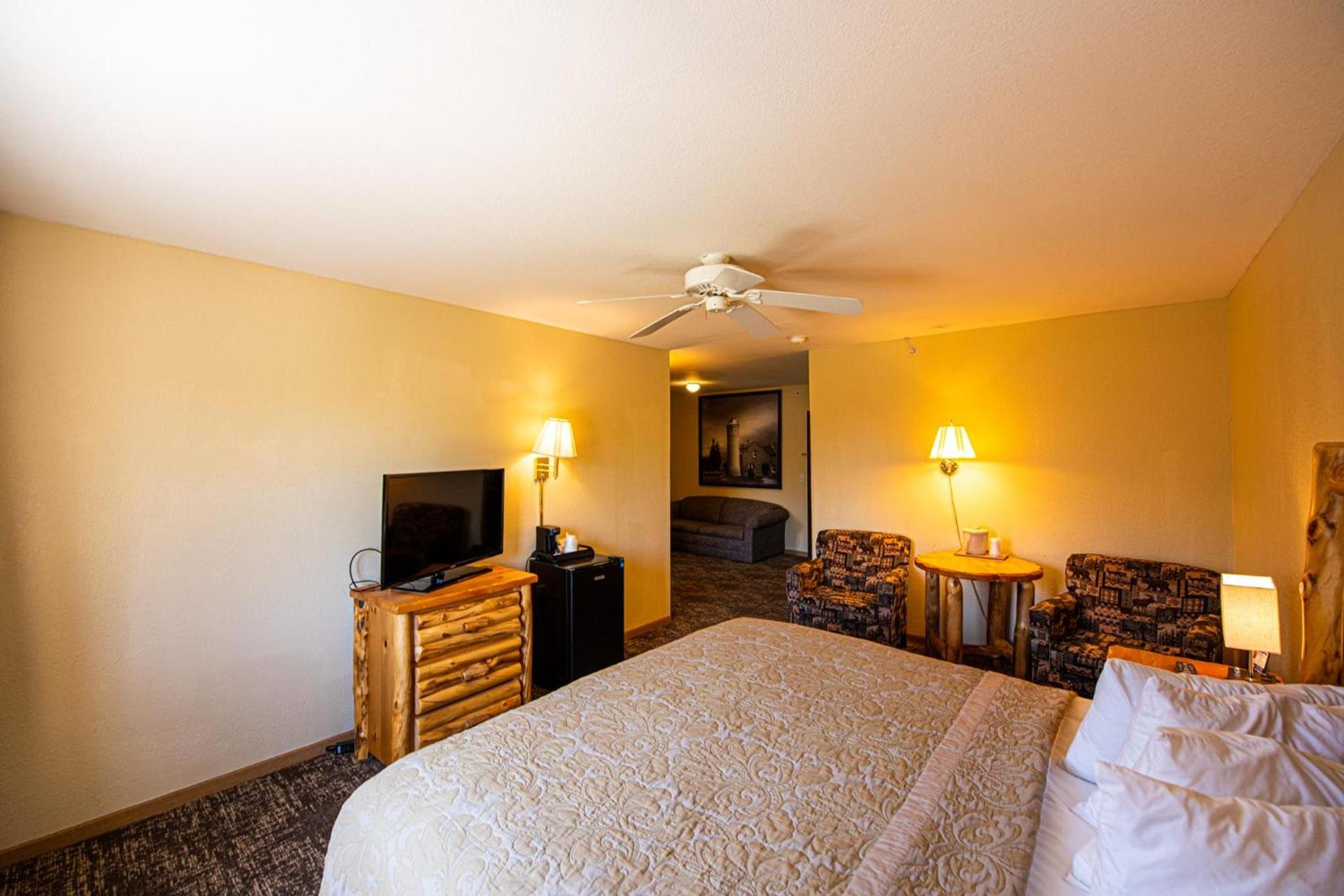 Super 8 by Wyndham Bridgeview of Mackinaw City photo 41