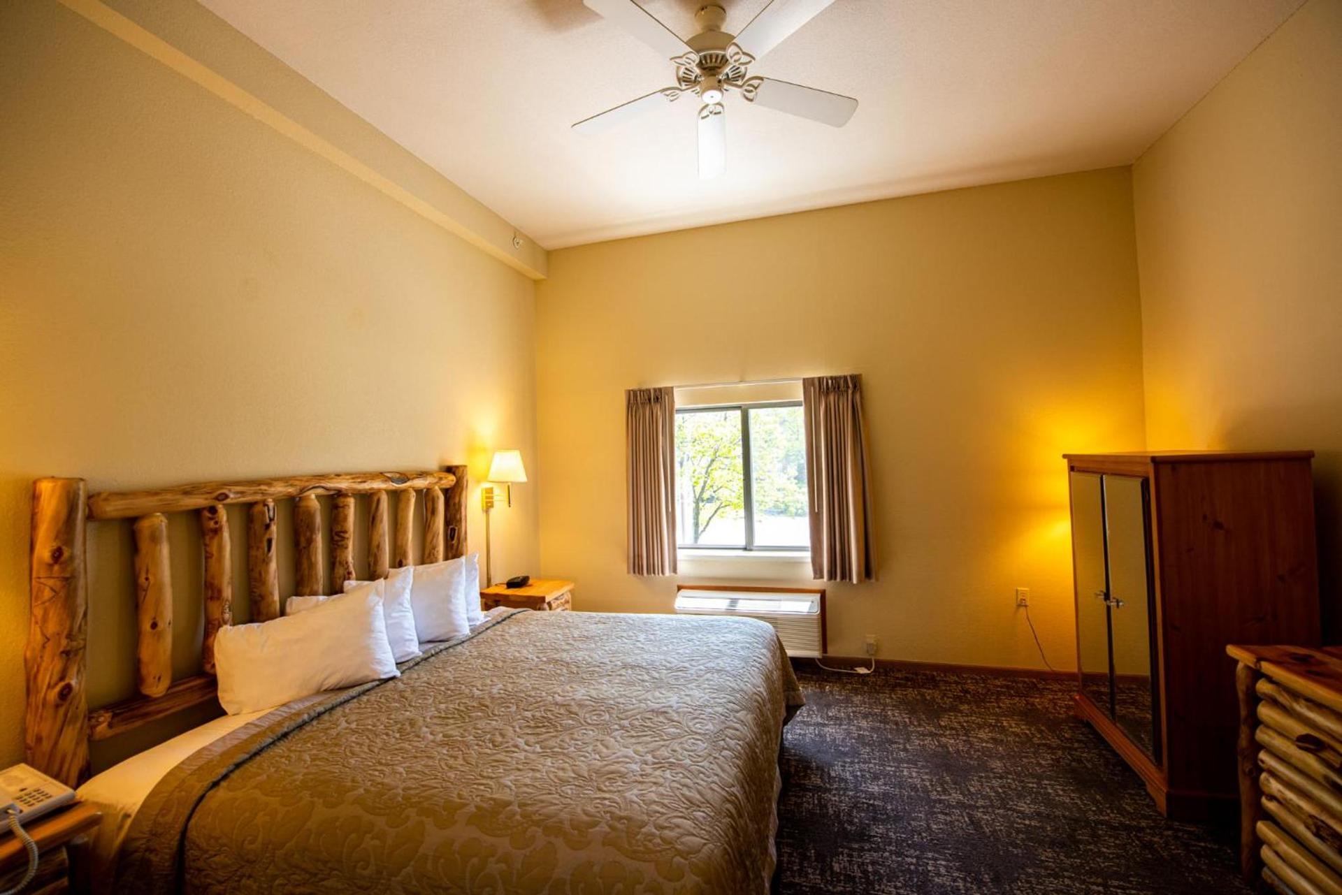 Super 8 by Wyndham Bridgeview of Mackinaw City photo 44