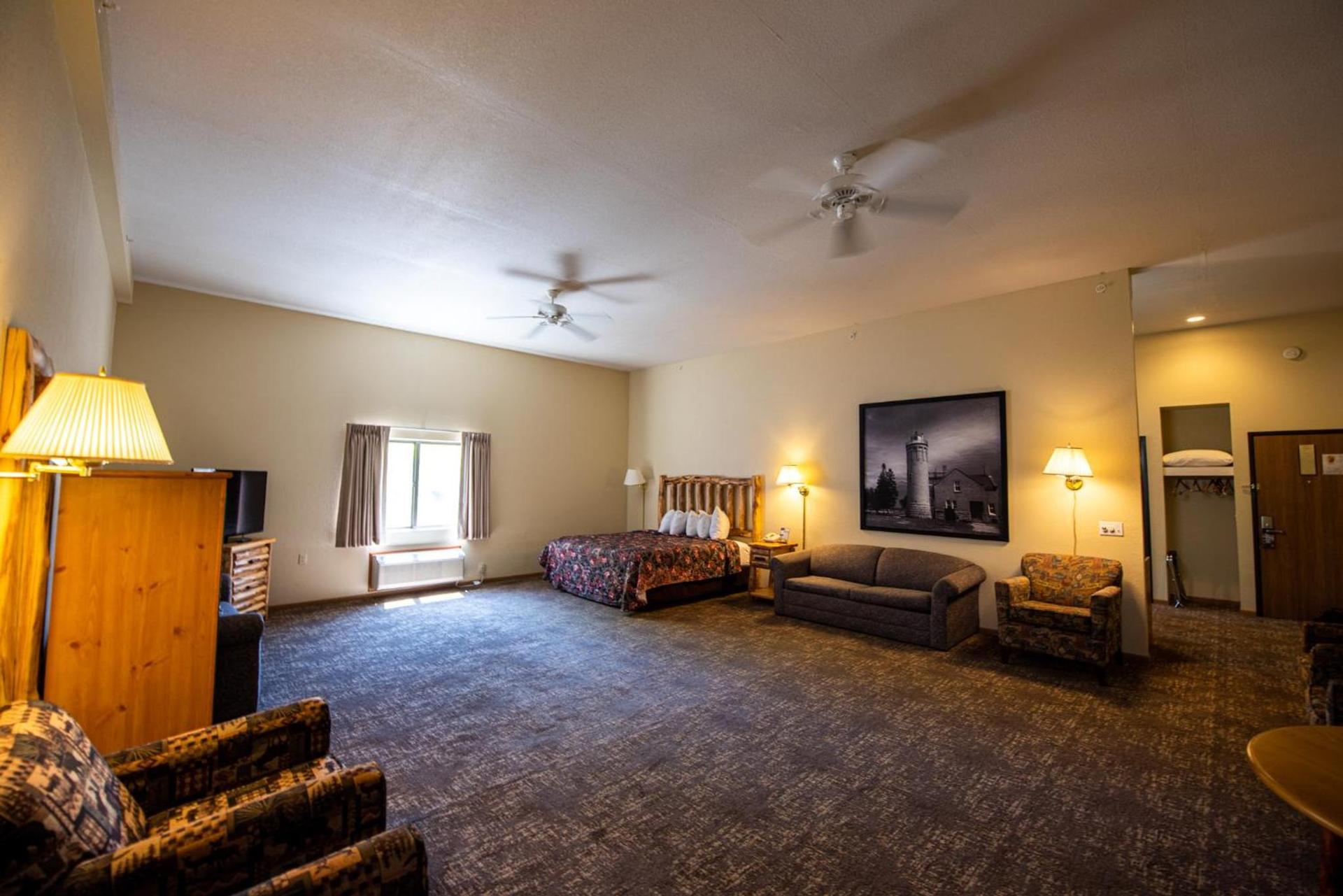 Super 8 by Wyndham Bridgeview of Mackinaw City photo 46