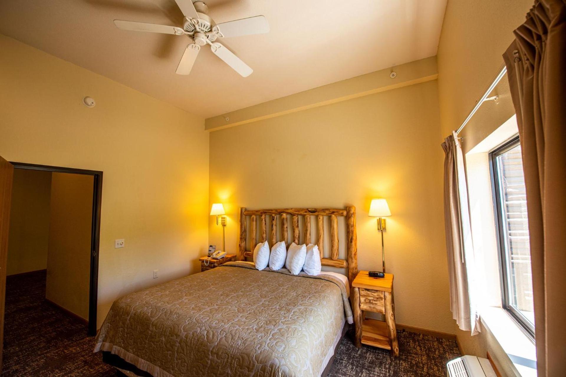 Super 8 by Wyndham Bridgeview of Mackinaw City photo 48