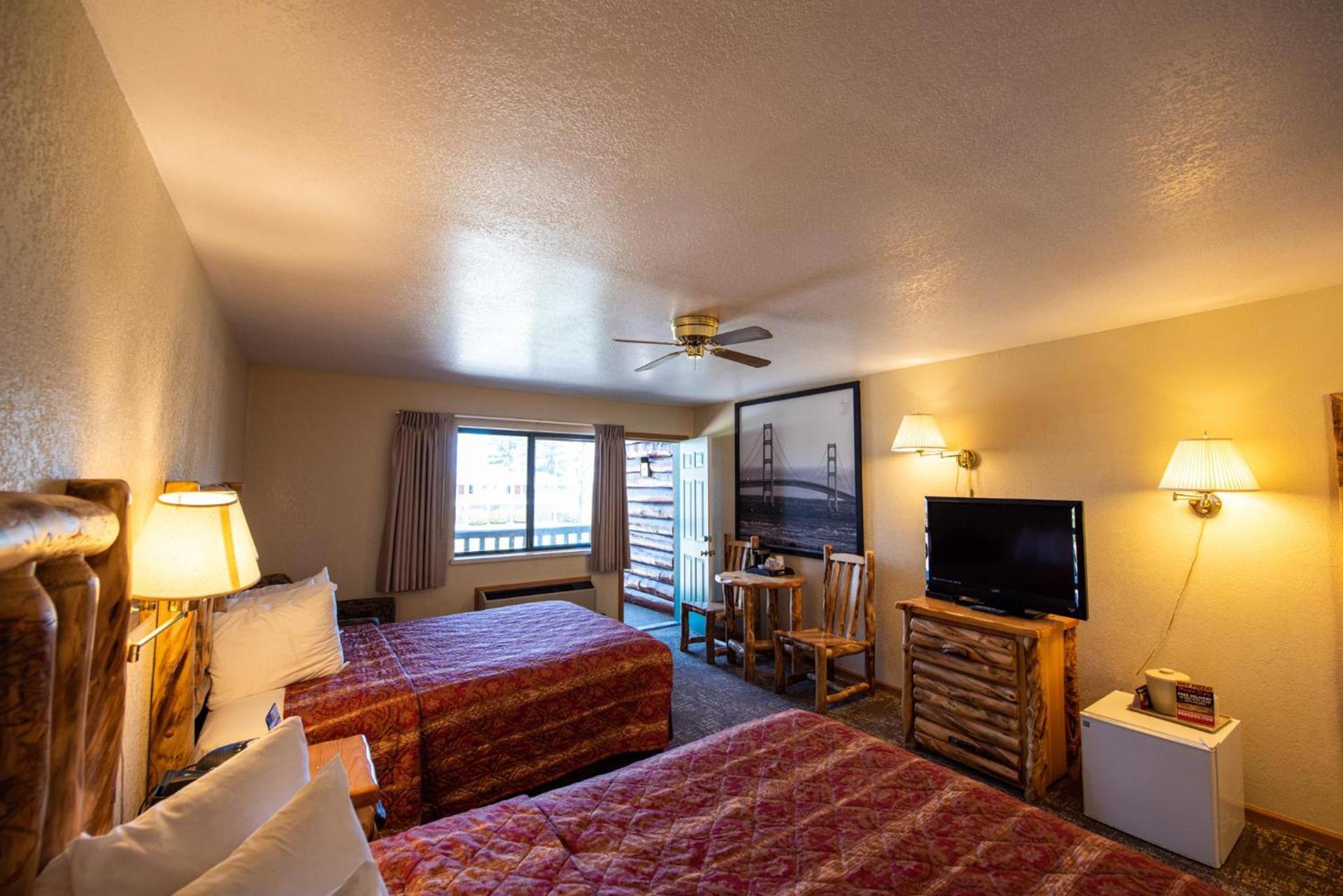 Super 8 by Wyndham Bridgeview of Mackinaw City photo 51