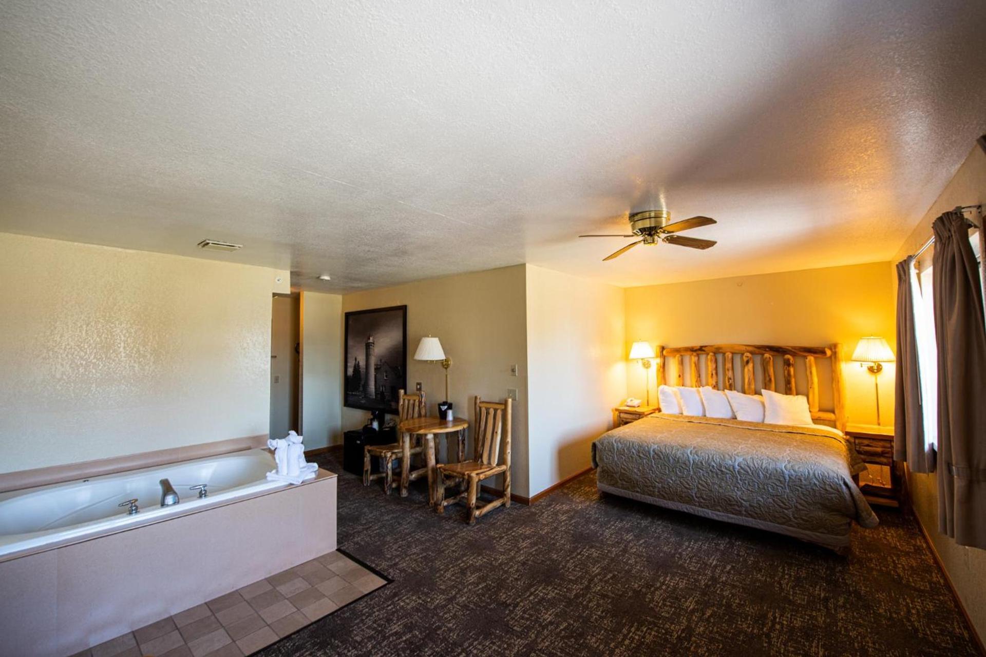Super 8 by Wyndham Bridgeview of Mackinaw City photo 52