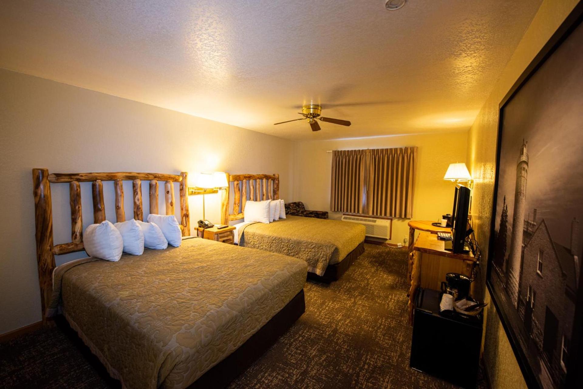 Super 8 by Wyndham Bridgeview of Mackinaw City photo 54