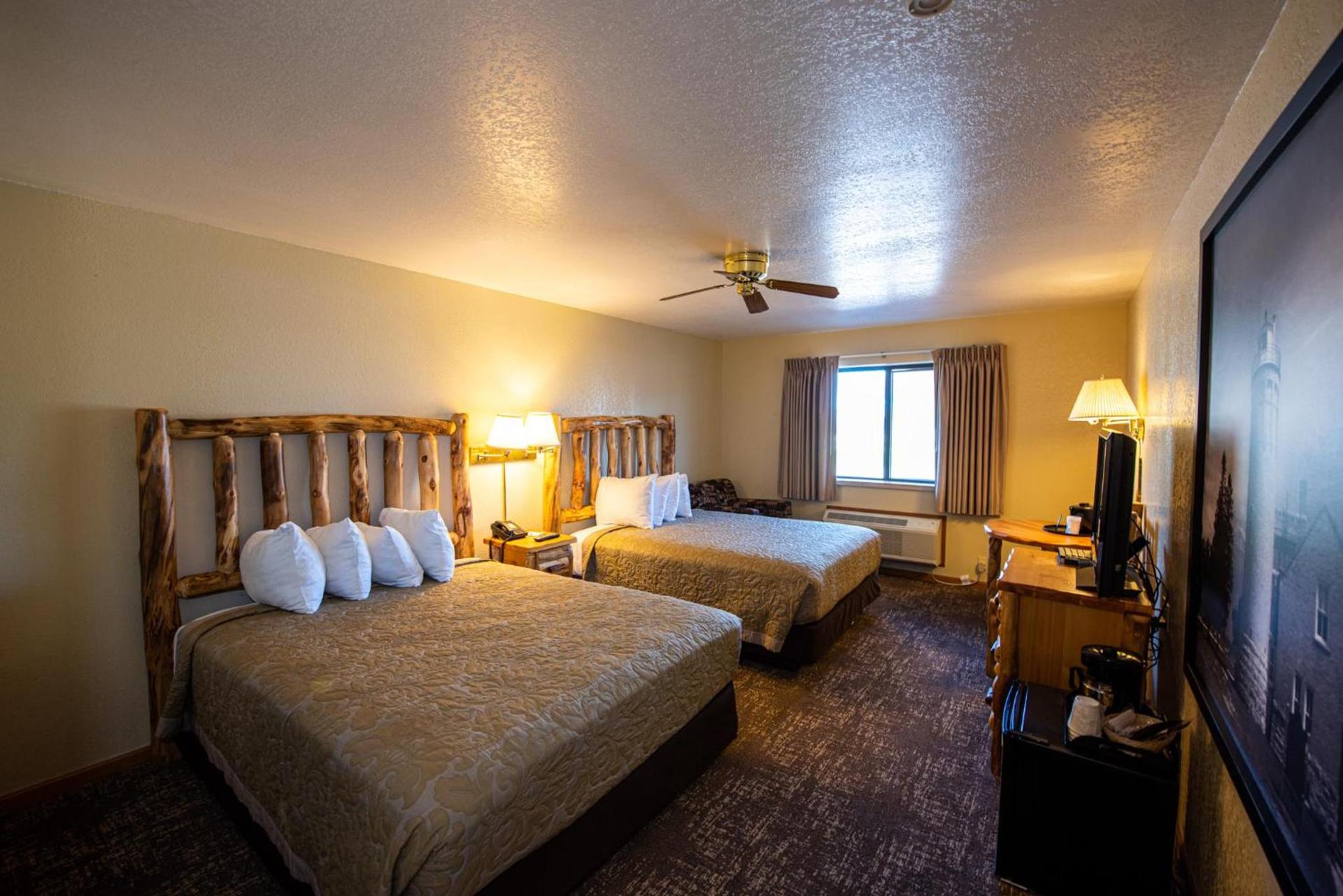 Super 8 by Wyndham Bridgeview of Mackinaw City photo 55