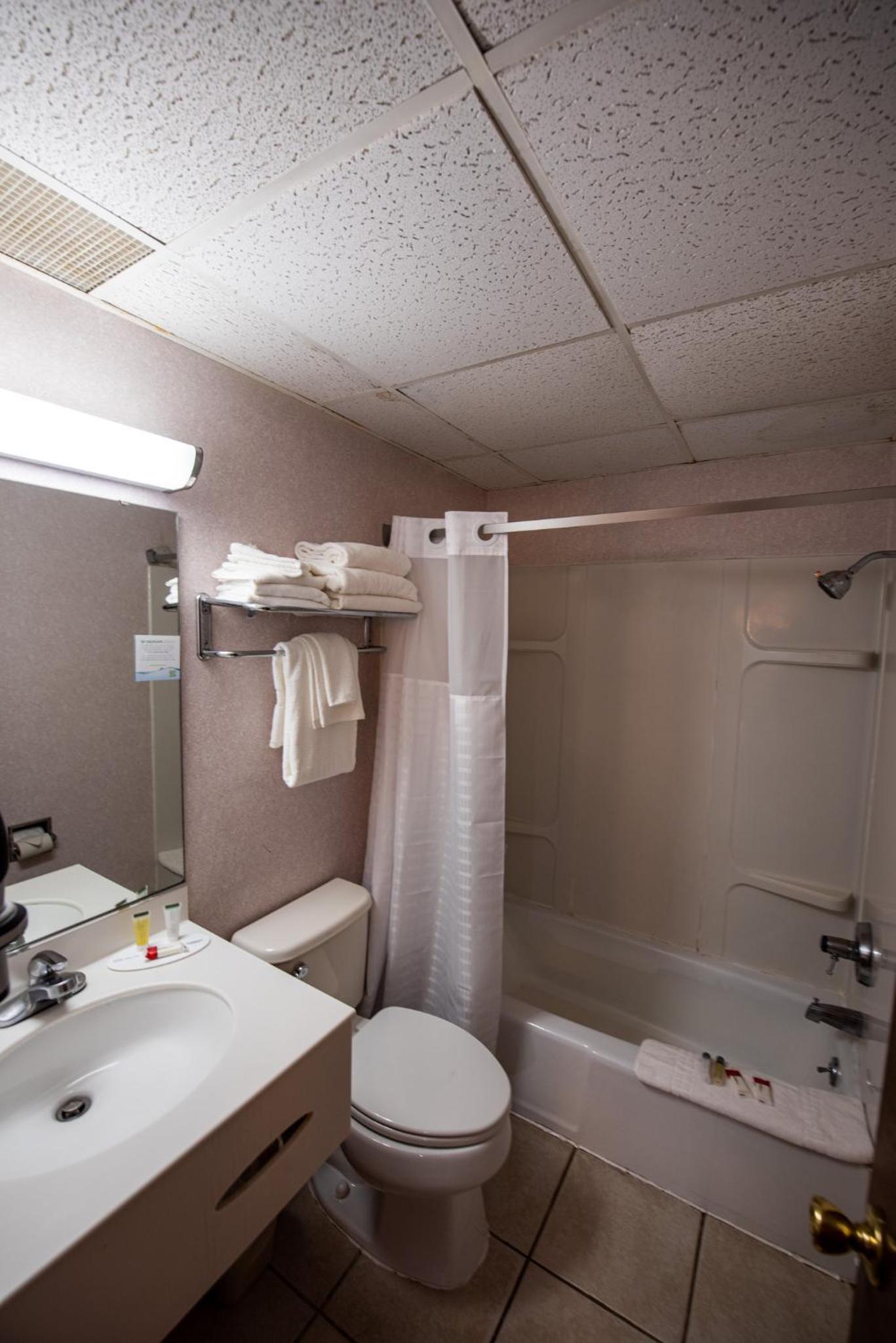 Super 8 by Wyndham Bridgeview of Mackinaw City photo 57