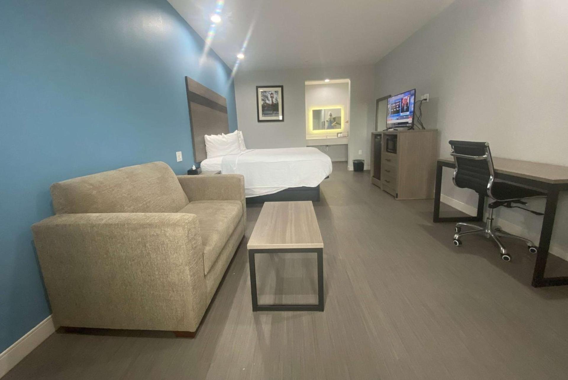 Baymont by Wyndham Freeport Texas photo 16