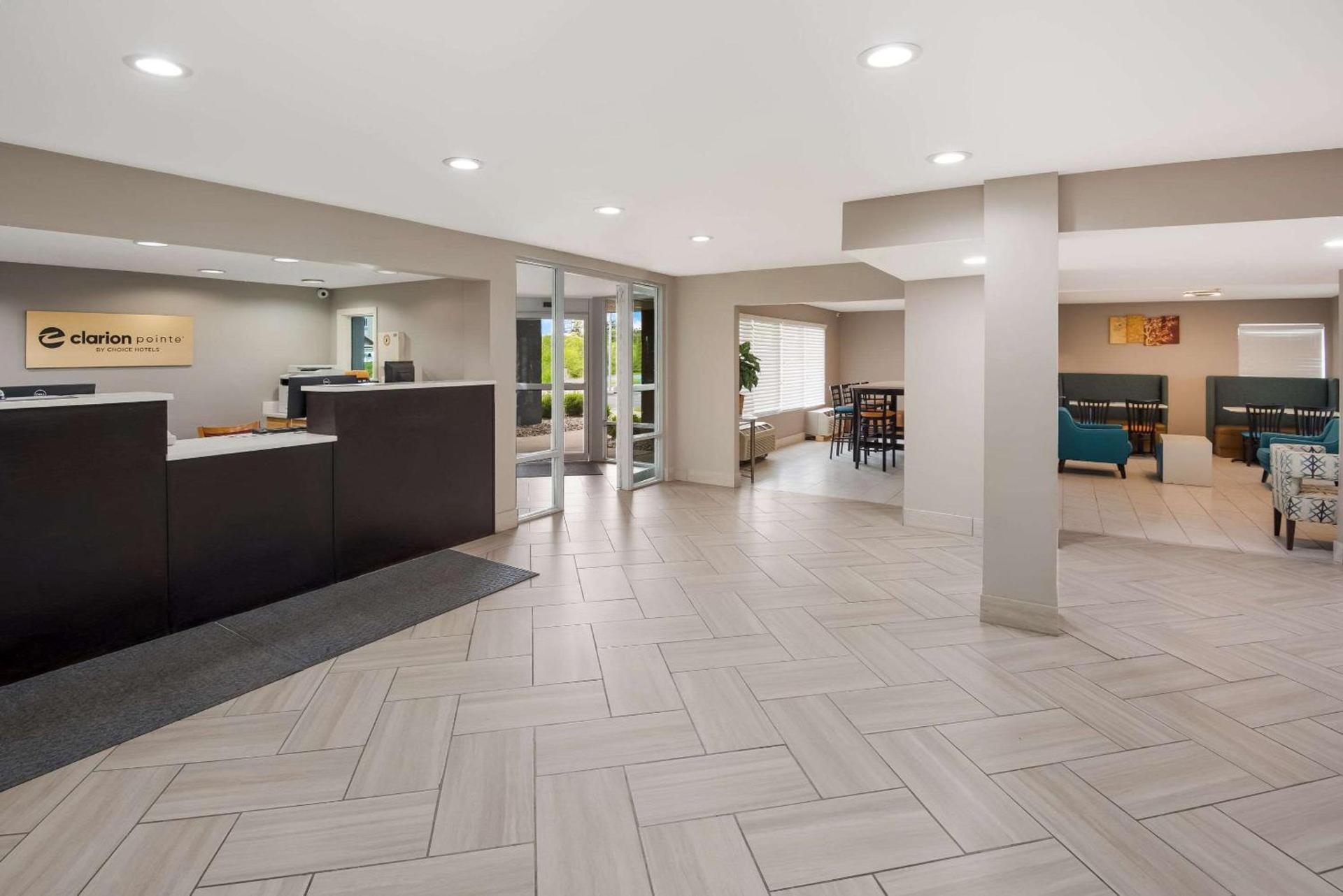Clarion Pointe Indianapolis Northeast photo 3