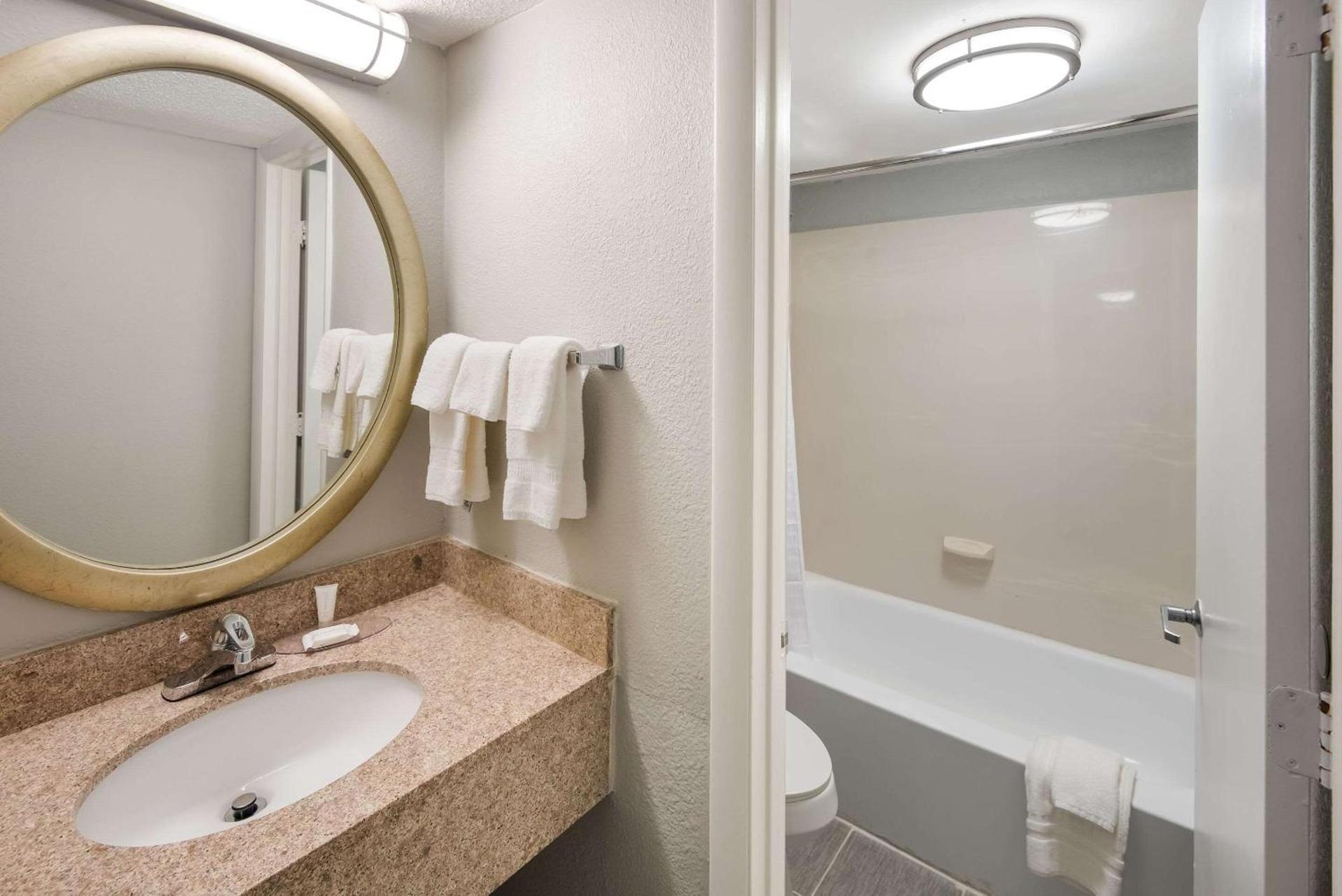 Clarion Pointe Indianapolis Northeast photo 7