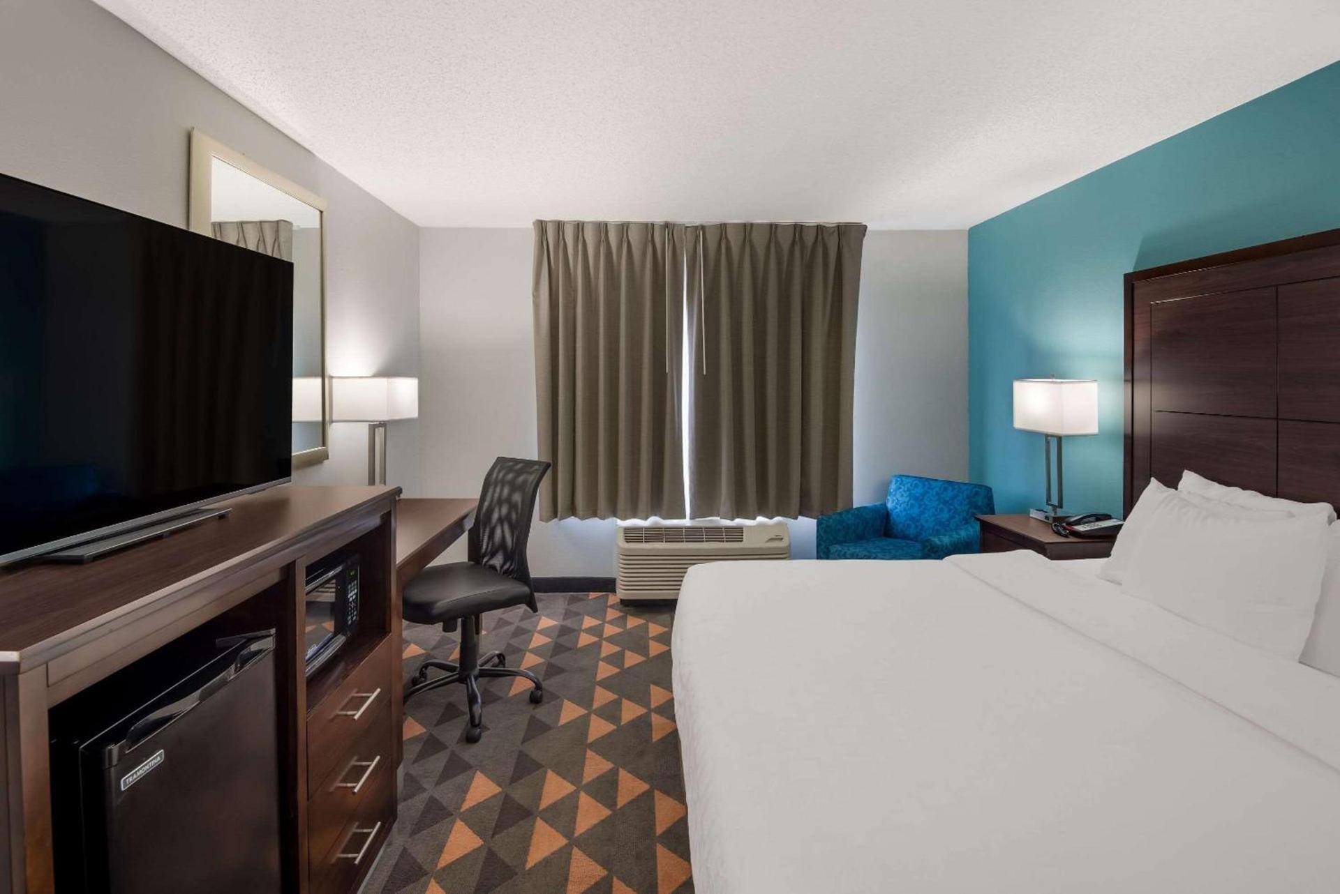 Clarion Pointe Indianapolis Northeast photo 8