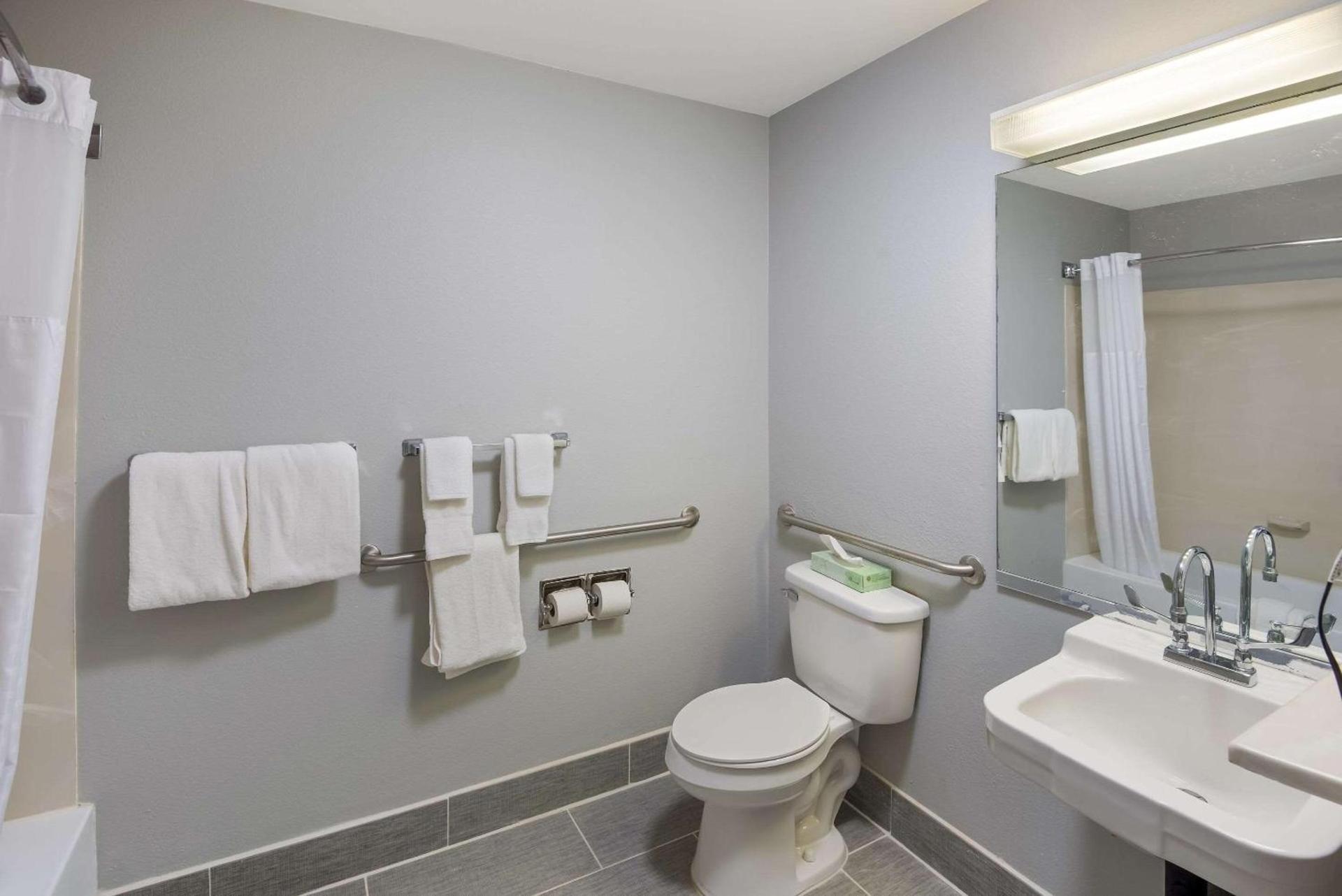 Clarion Pointe Indianapolis Northeast photo 11