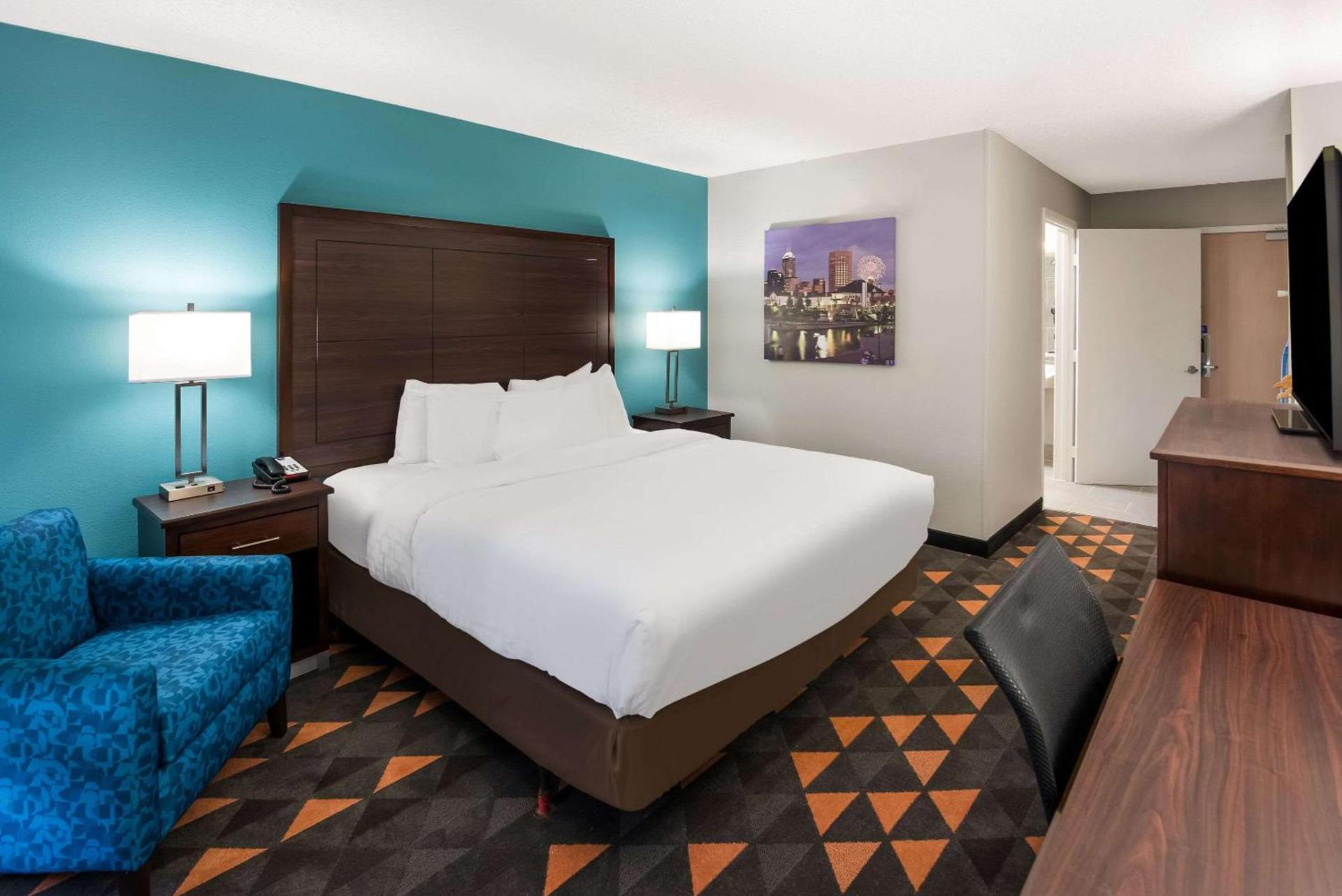 Clarion Pointe Indianapolis Northeast photo 12