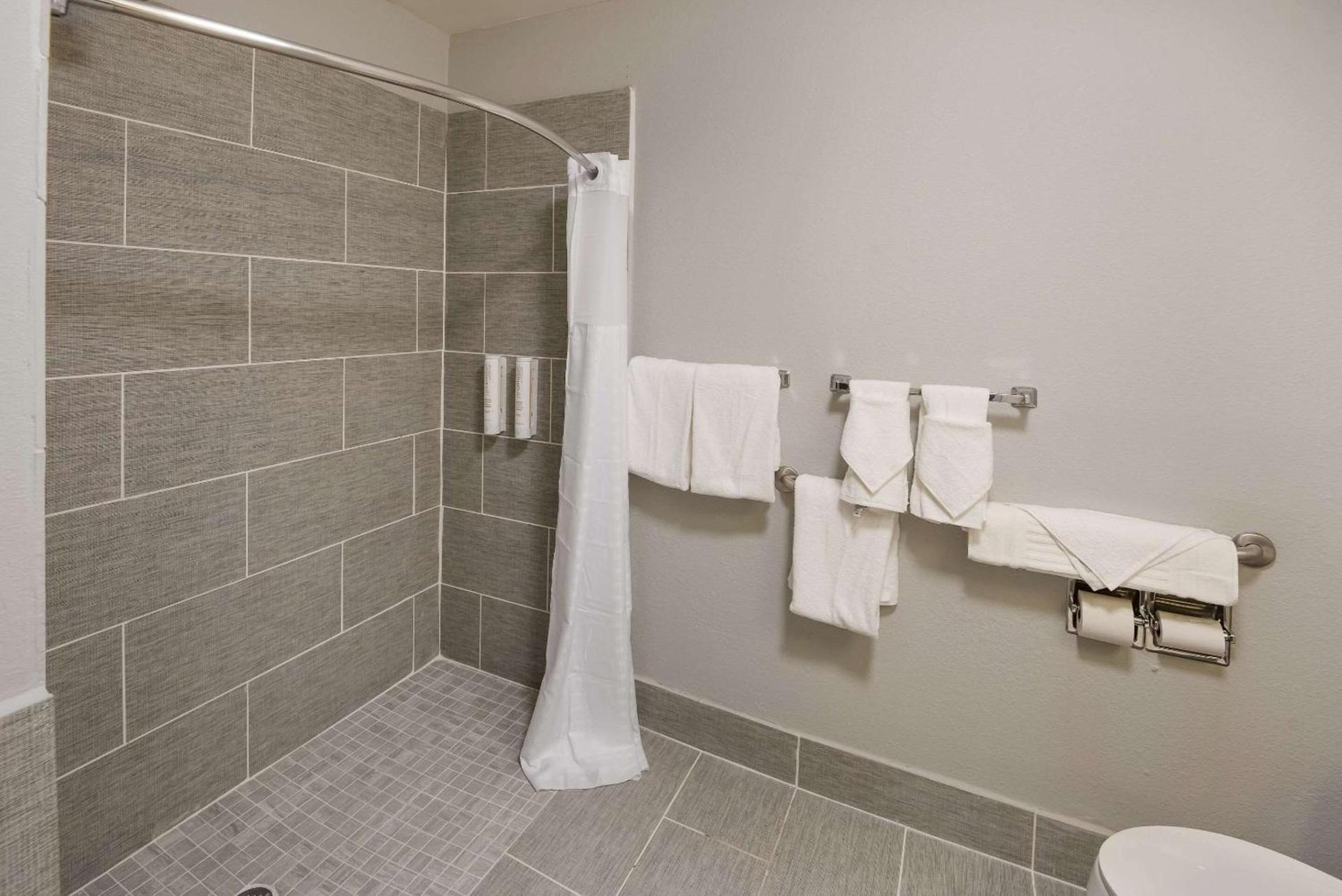 Clarion Pointe Indianapolis Northeast photo 15