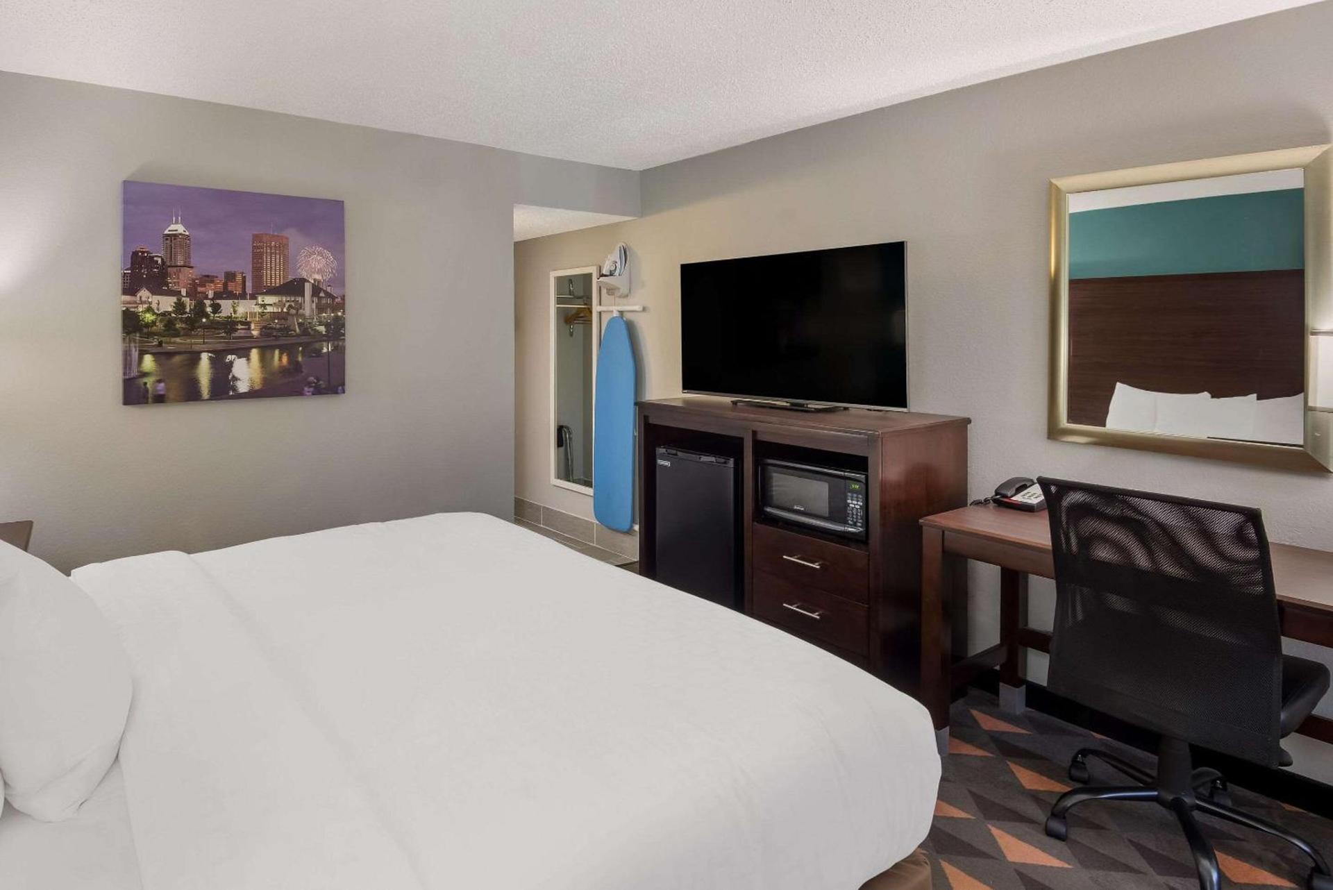 Clarion Pointe Indianapolis Northeast photo 16