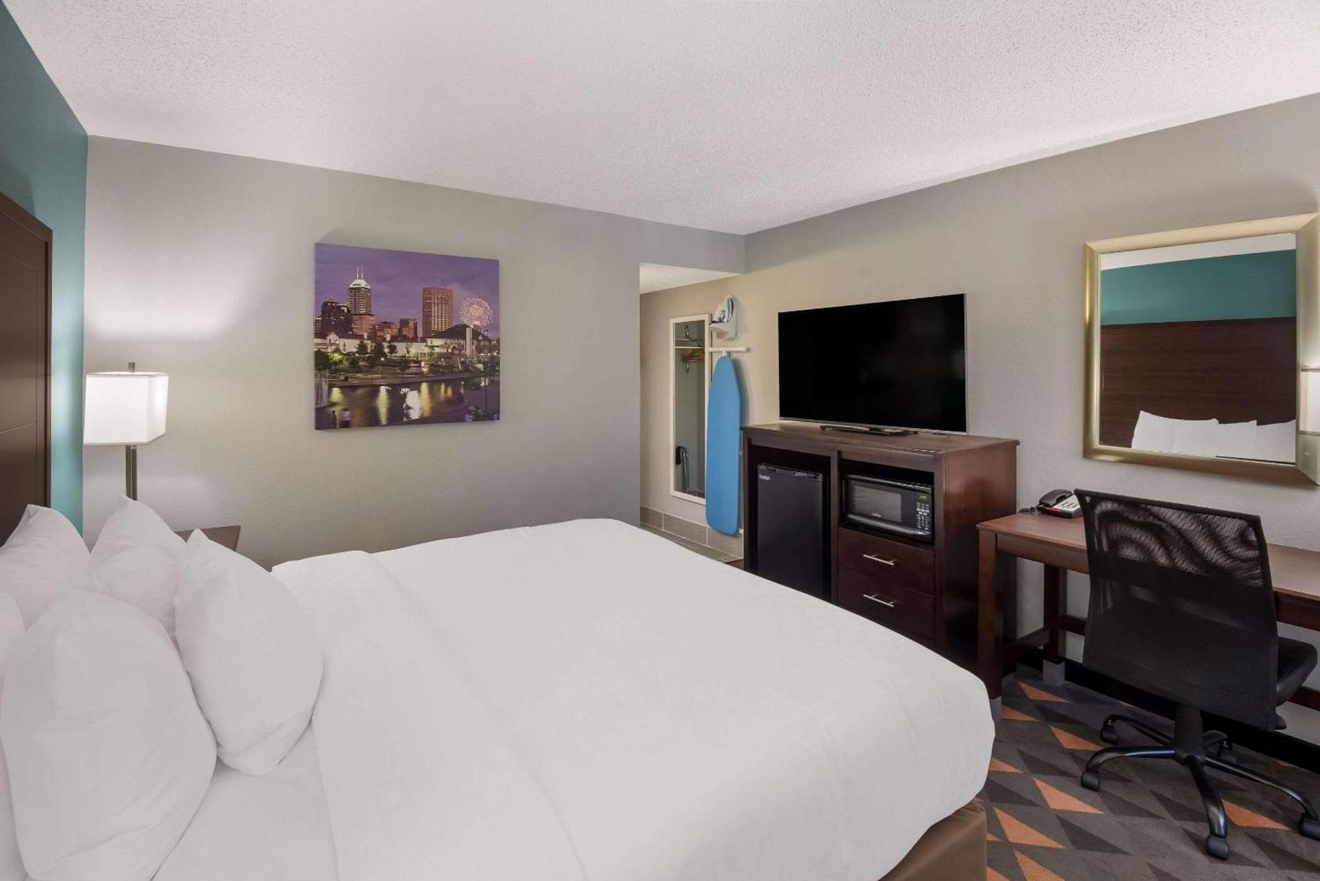 Clarion Pointe Indianapolis Northeast photo 17