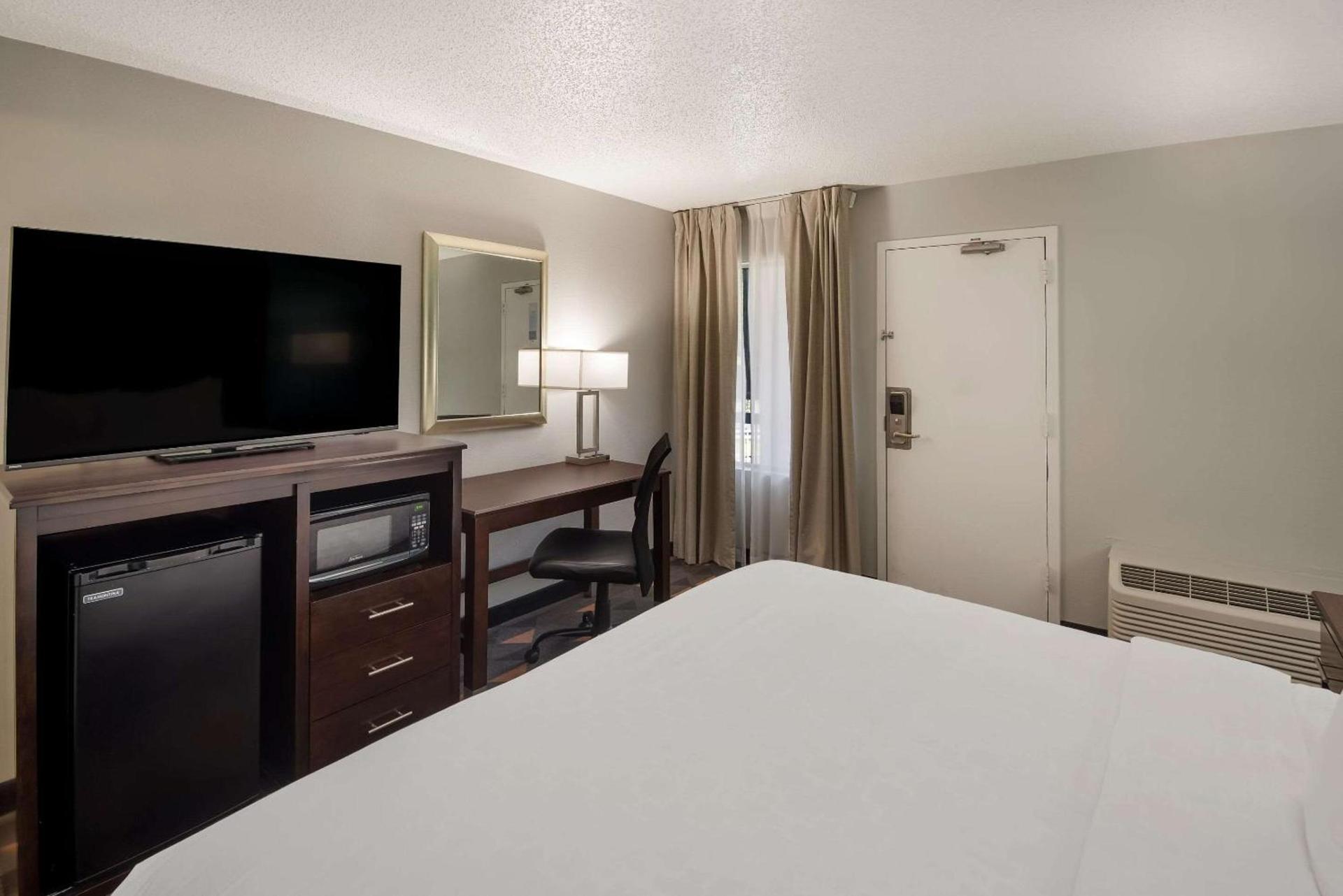 Clarion Pointe Indianapolis Northeast photo 18