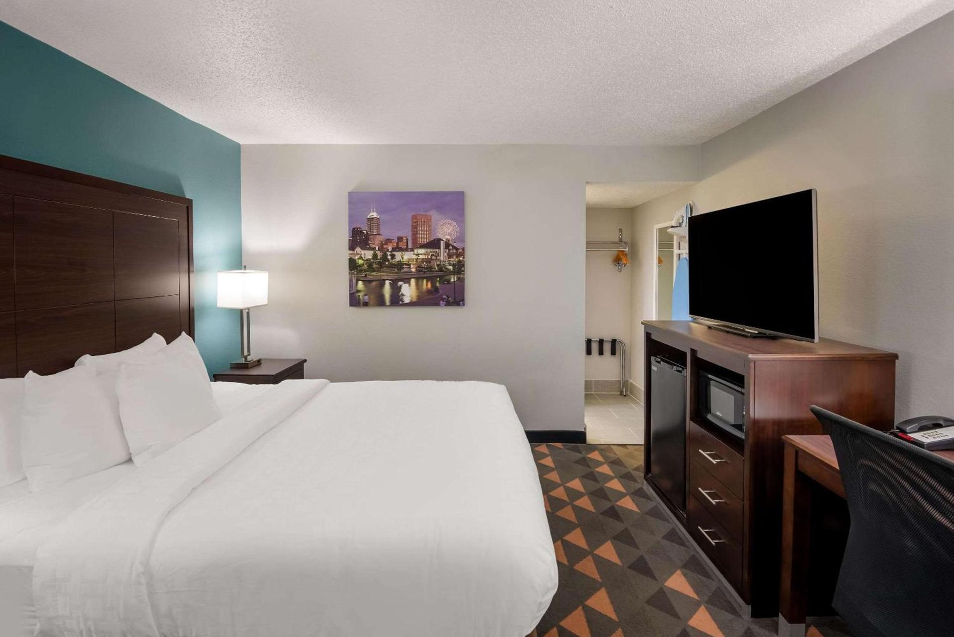 Clarion Pointe Indianapolis Northeast photo 19