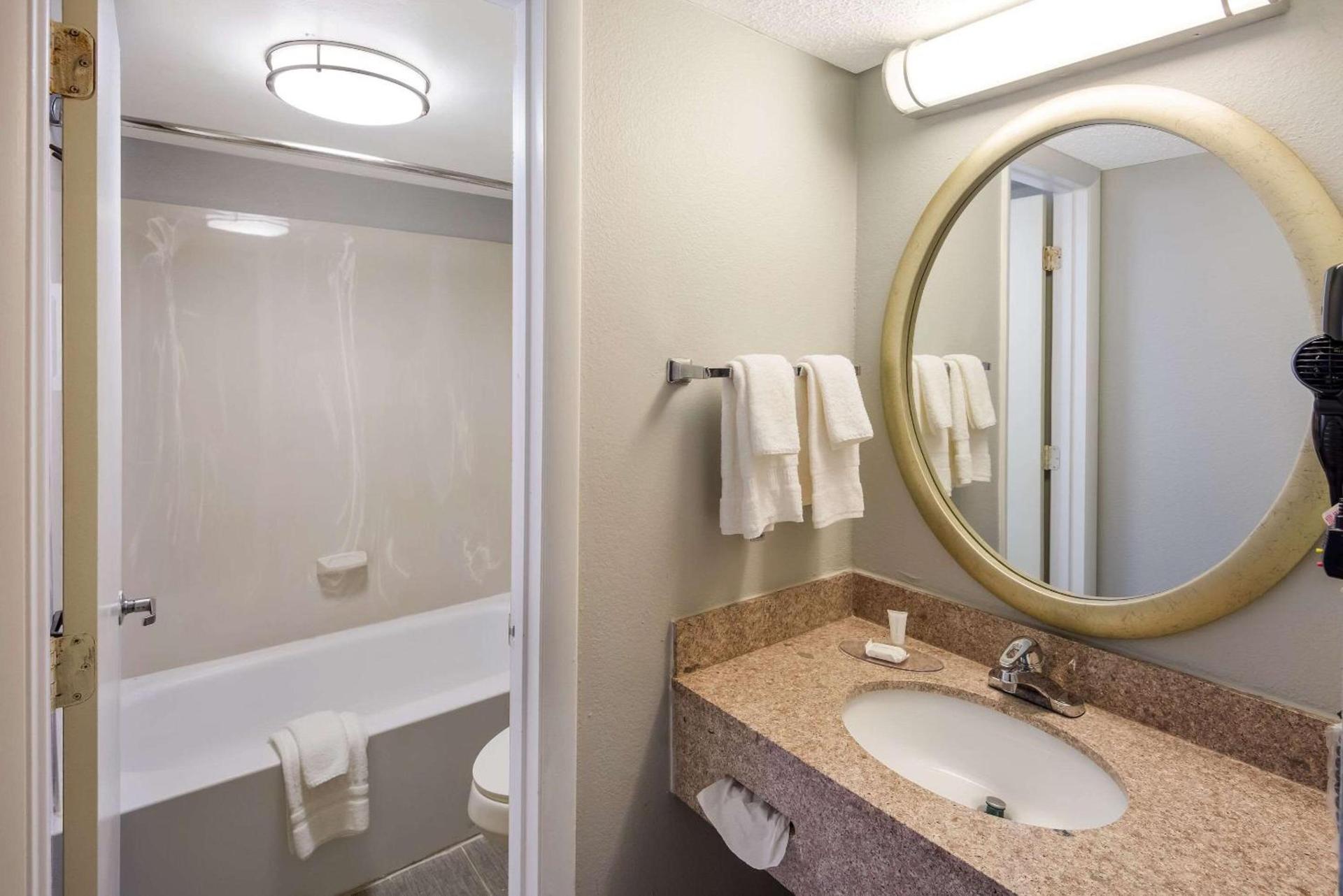 Clarion Pointe Indianapolis Northeast photo 20