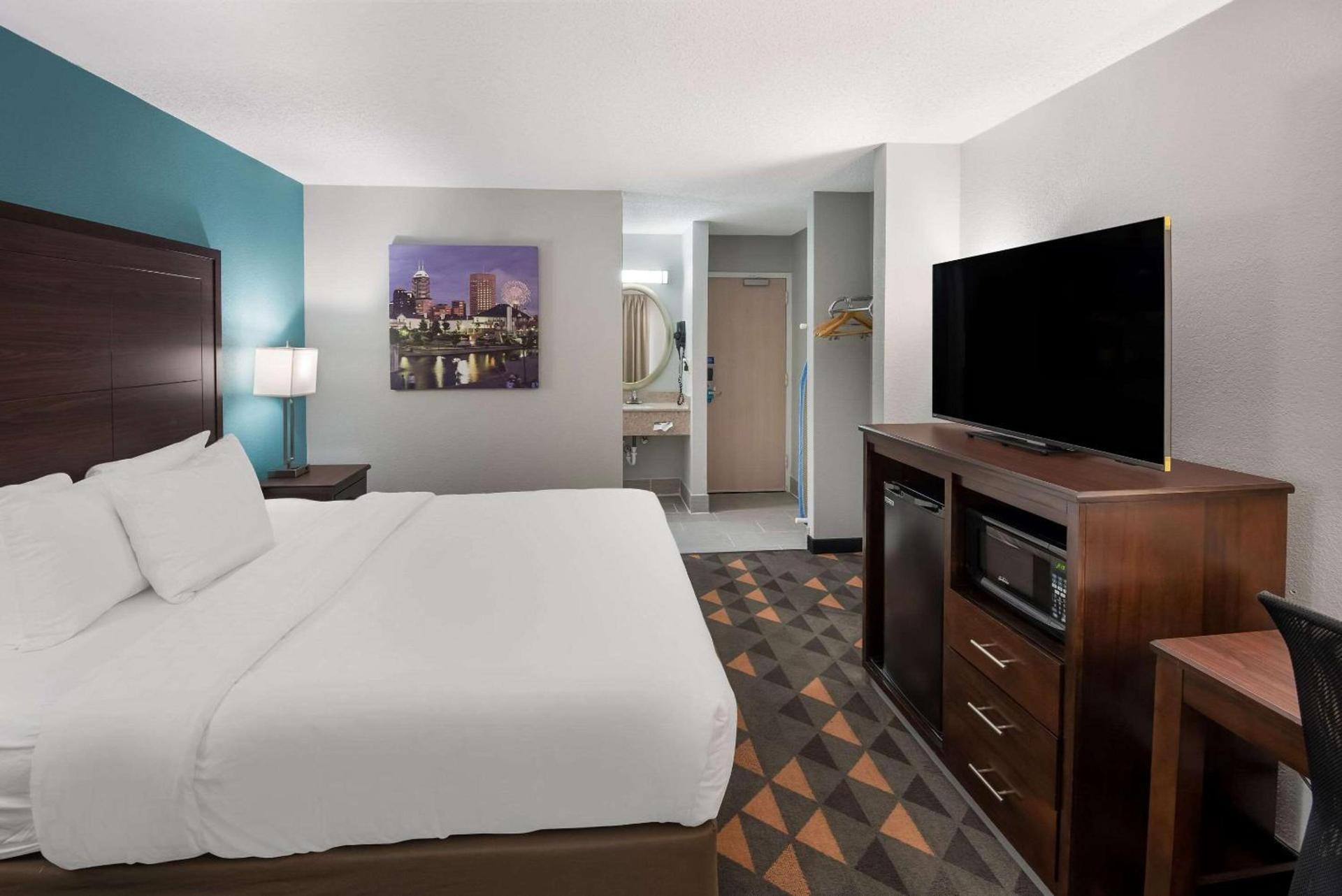 Clarion Pointe Indianapolis Northeast photo 22