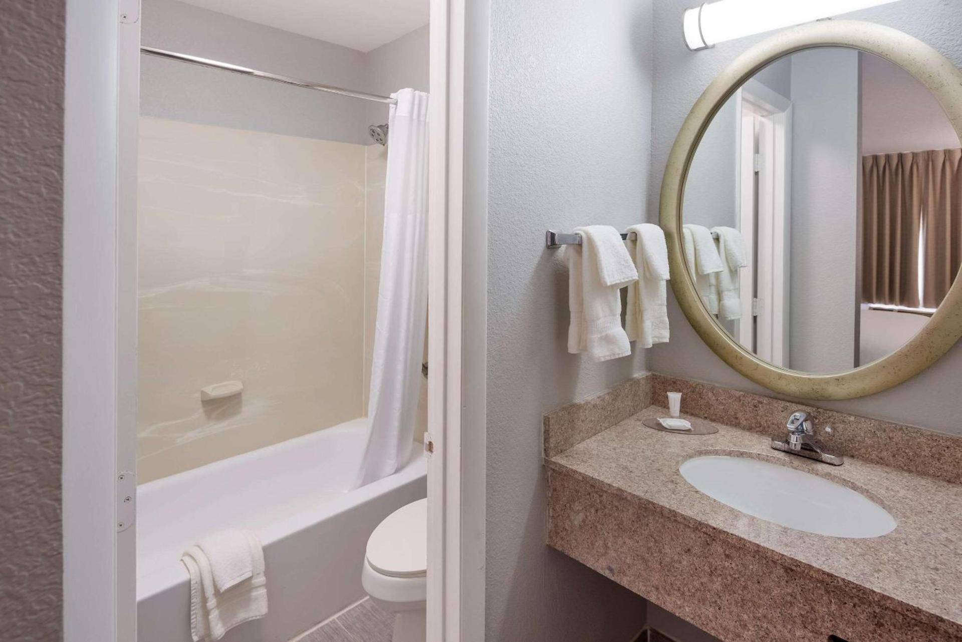 Clarion Pointe Indianapolis Northeast photo 24
