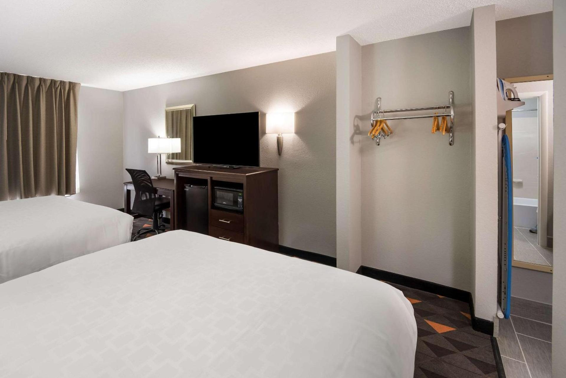 Clarion Pointe Indianapolis Northeast photo 28