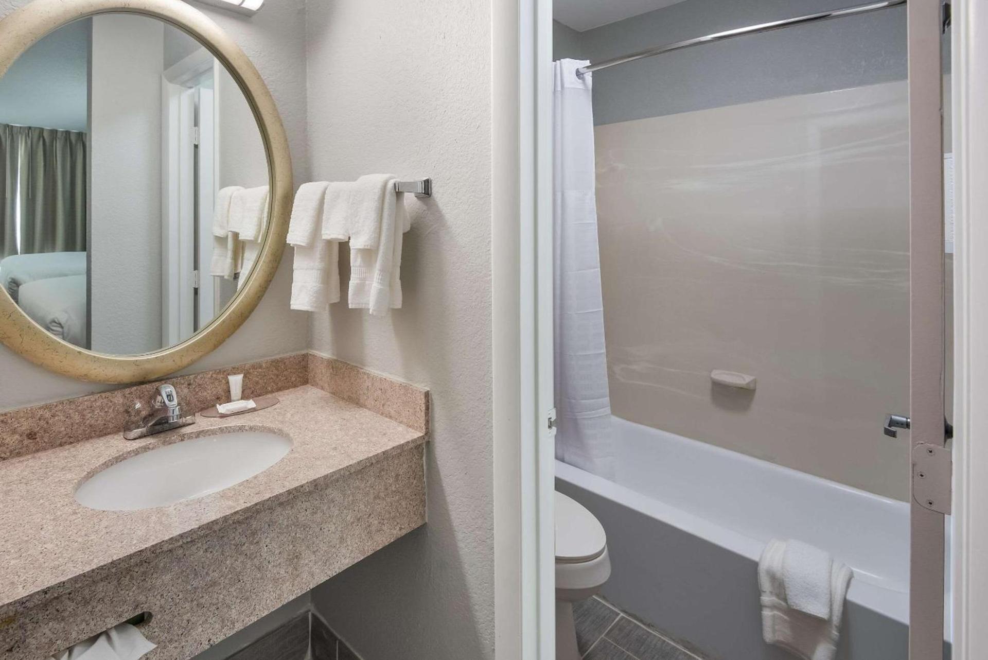 Clarion Pointe Indianapolis Northeast photo 29