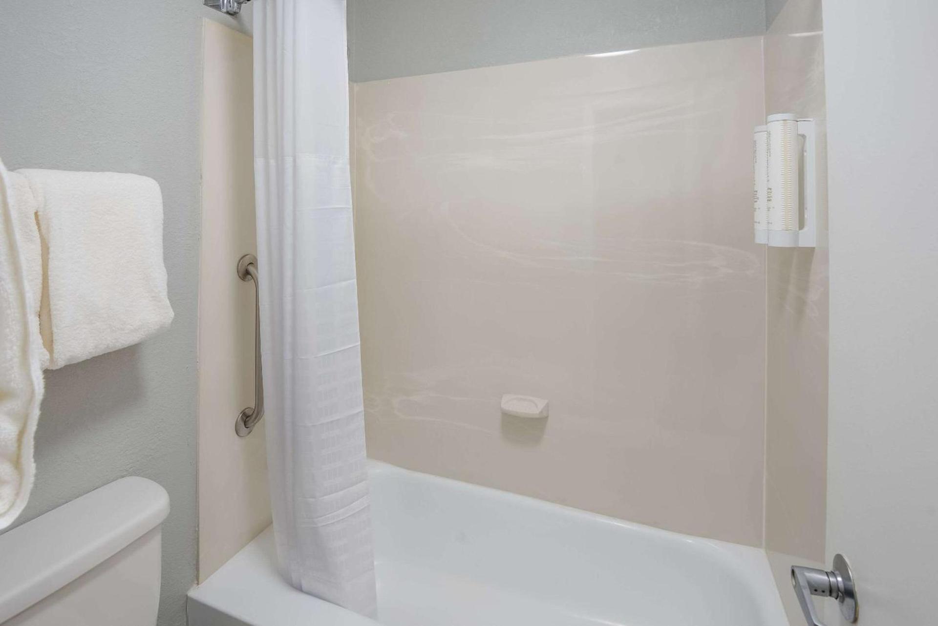Clarion Pointe Indianapolis Northeast photo 30