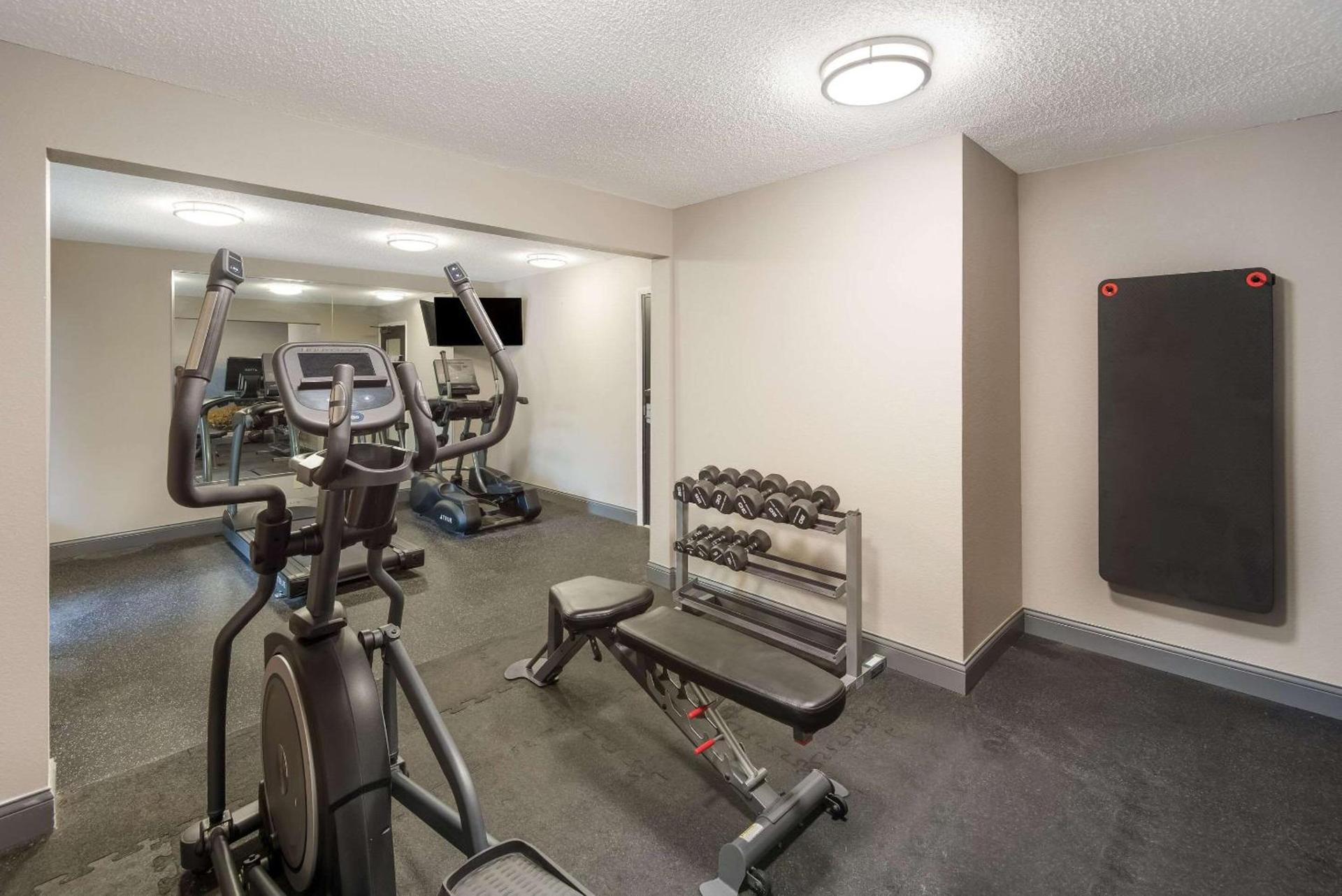 Clarion Pointe Indianapolis Northeast photo 32