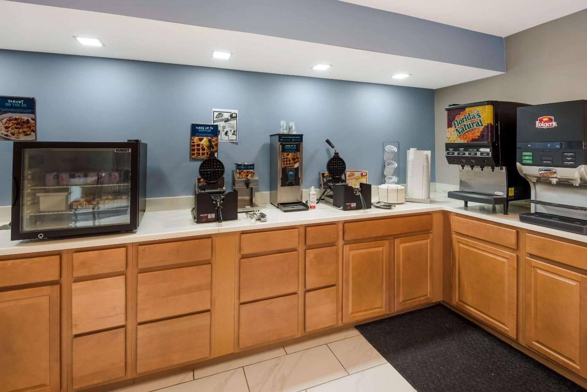 Clarion Pointe Indianapolis Northeast photo 34